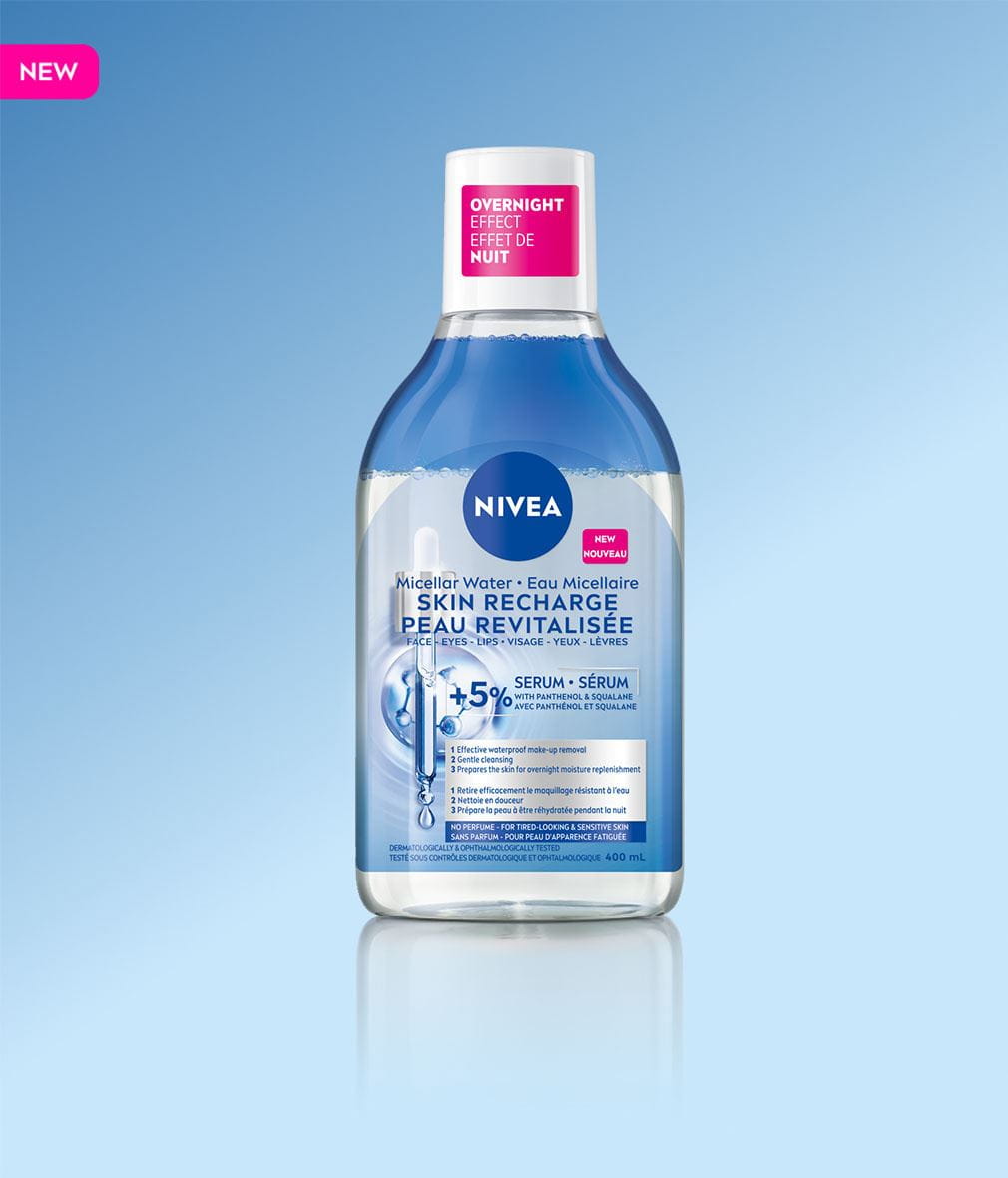 Un flacon d'Eau Micellaire NIVEA Peau revitalisée infusée au sérum est présenté sur un fond dégradé bleu. L'étiquette indique les détails du produit, notamment son effet de nuit, et souligne une formule à 5 % de sérum avec panthénol et squalane.