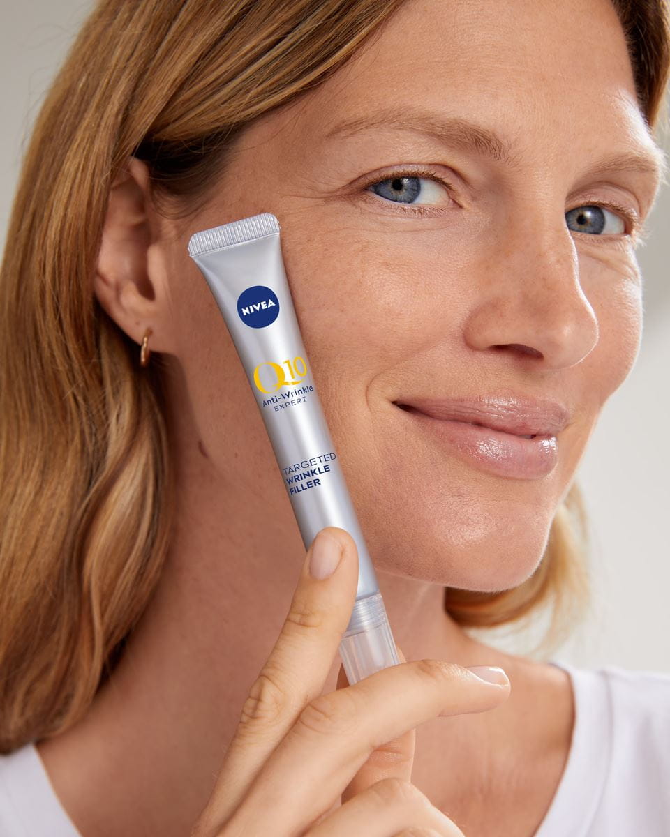 Frau, die das Q10 Anti-Falten Power Expert Targeted Wrinkle Filler Serum verwendet