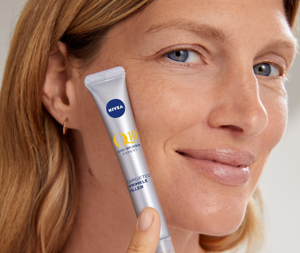 Donna che utilizza il siero antirughe Q10 Anti-Wrinkle Power Expert Targeted Wrinkle Filler Serum