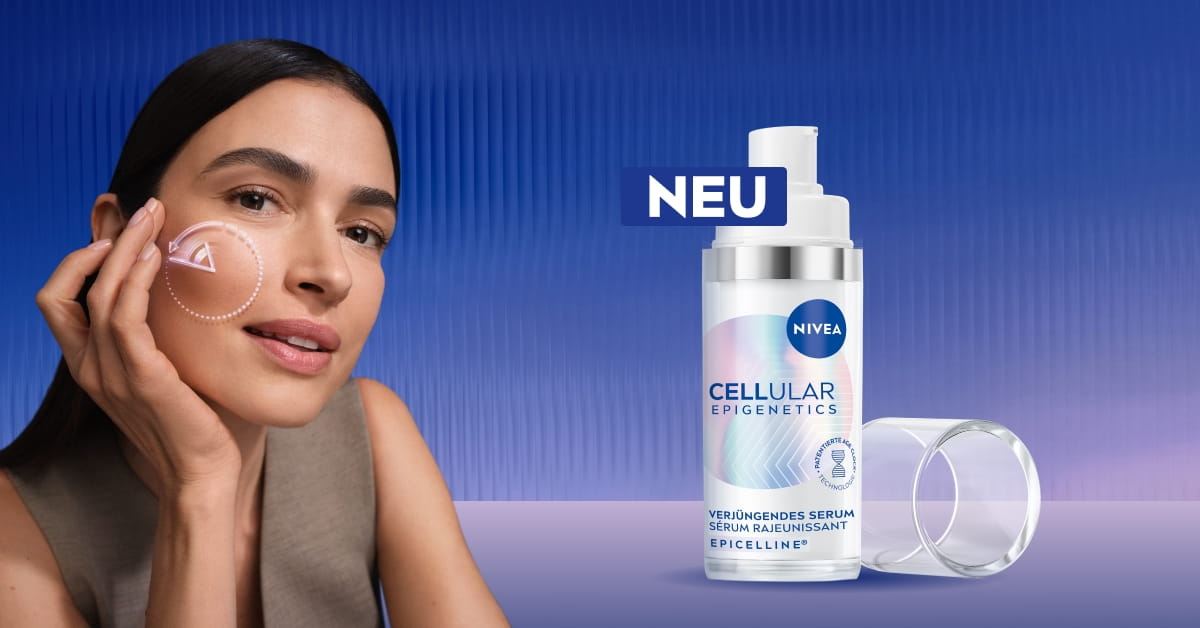 Junge Frau hält Hand an ihre Wange