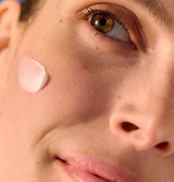 Women's face with the NIVEA LUMINOUS630® ANTISPOT DARK SPOT ADVANCED SERUM
