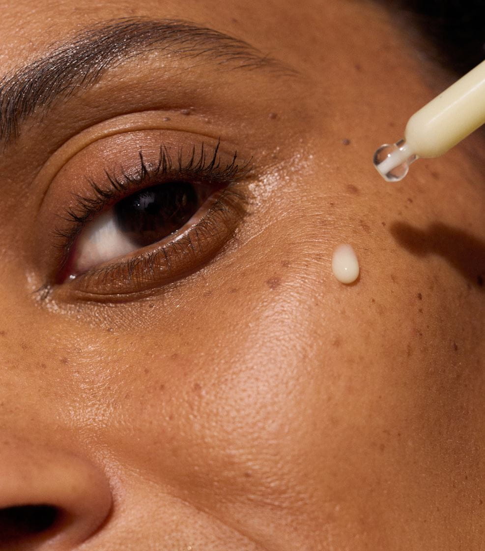 giovane donna che applica la crema antirughe Nivea Q10