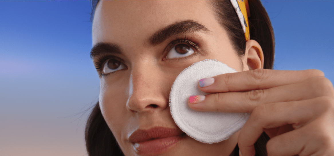 Persona exfoliando su rostro con agua micelar NIVEA