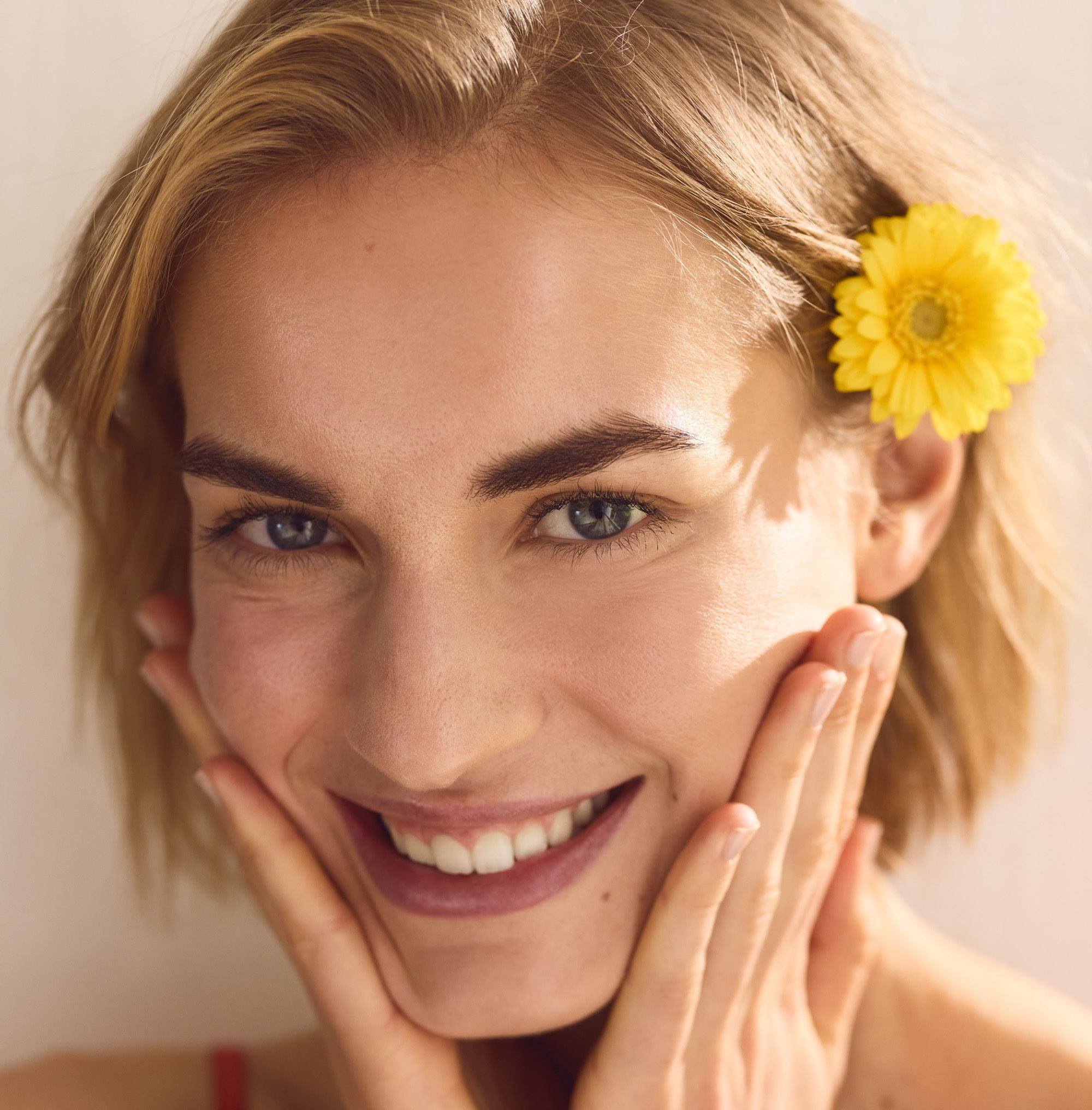 mulher com flor amarela no cabelo