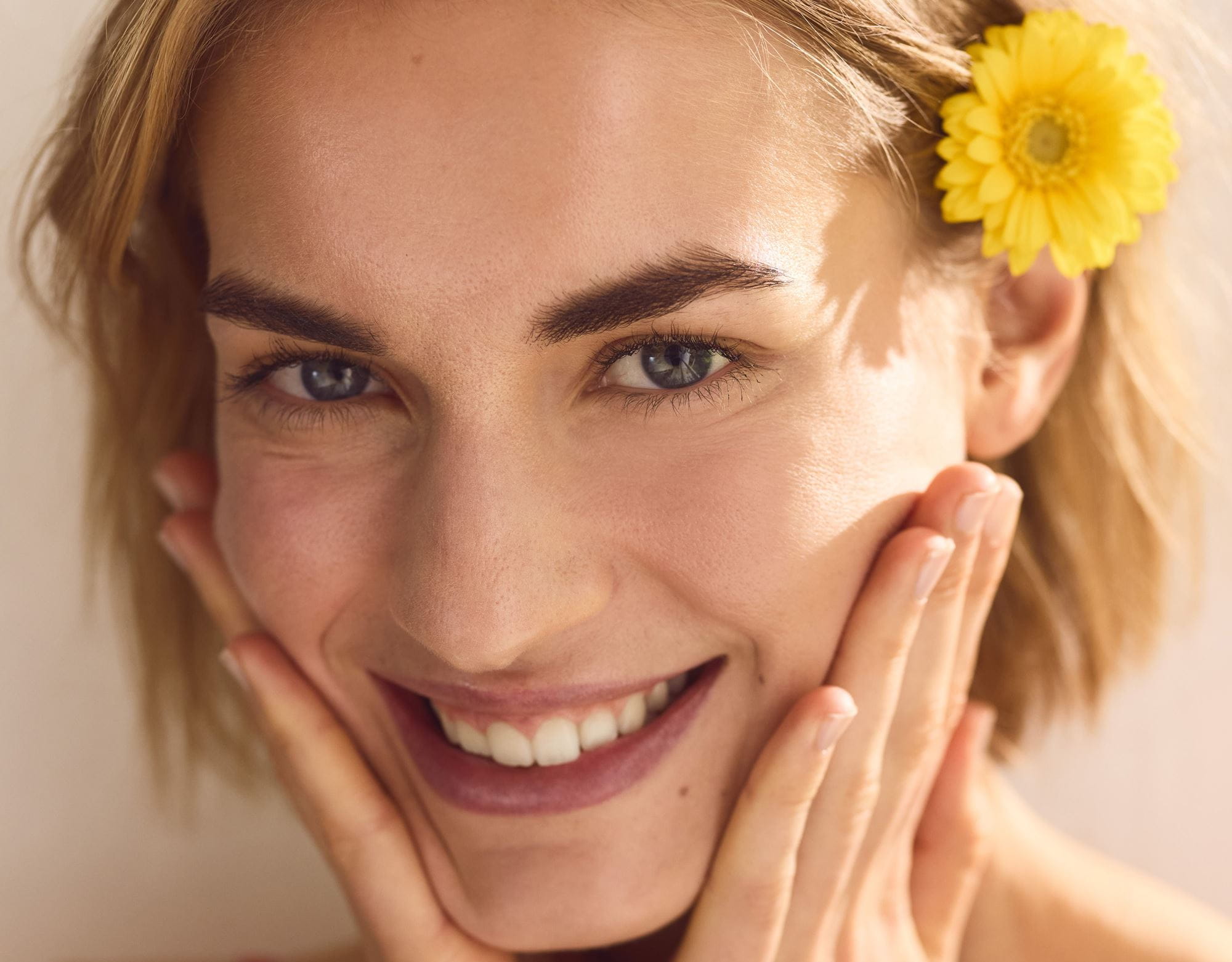 dama sa cvijetom u kosi