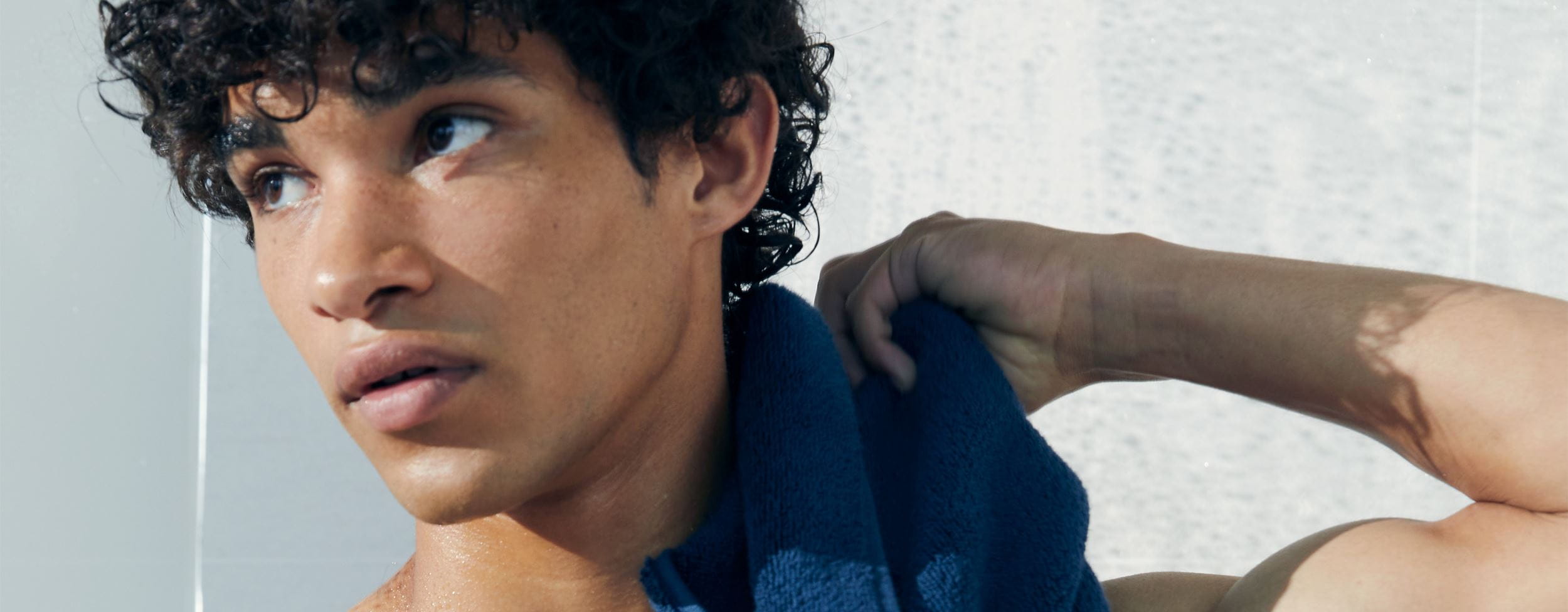 Femme prenant une douche