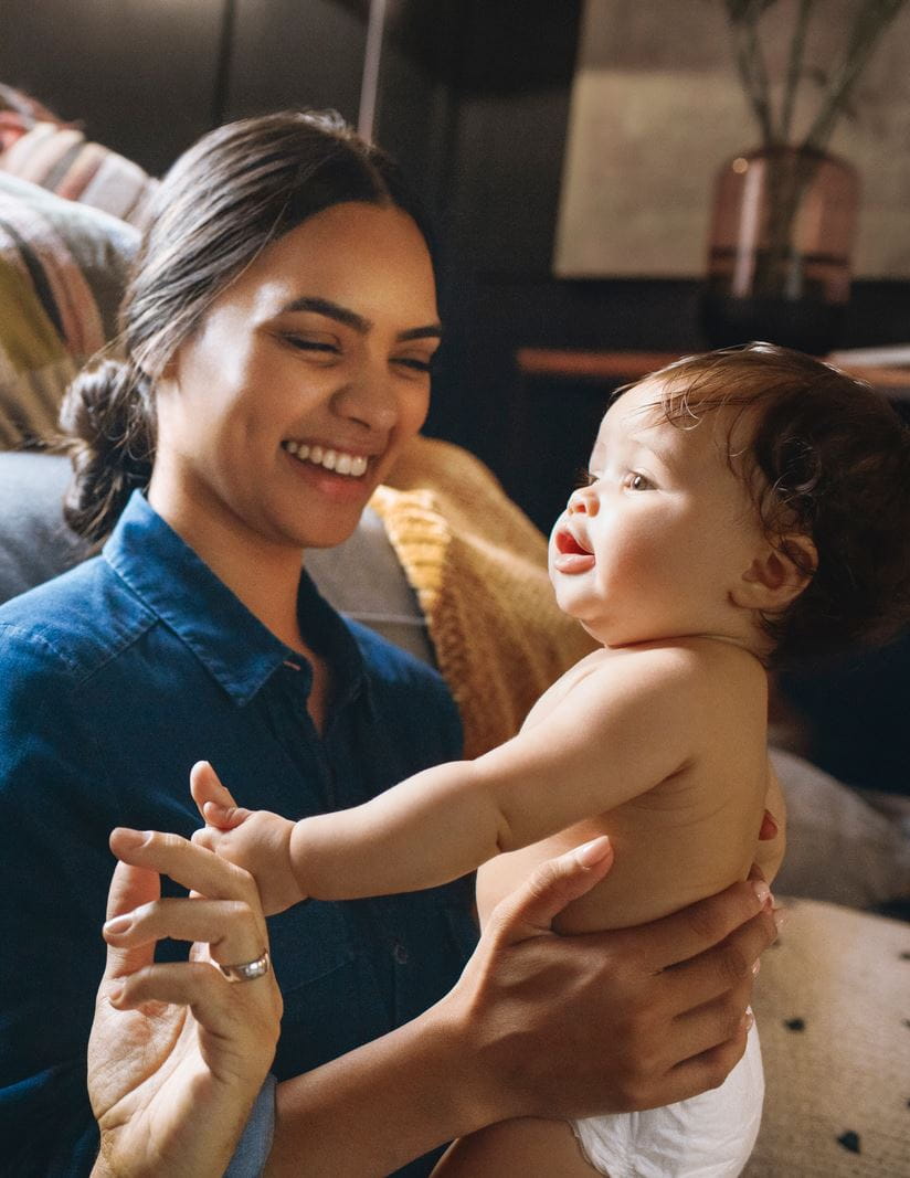 eine Mutter hält ihr Baby