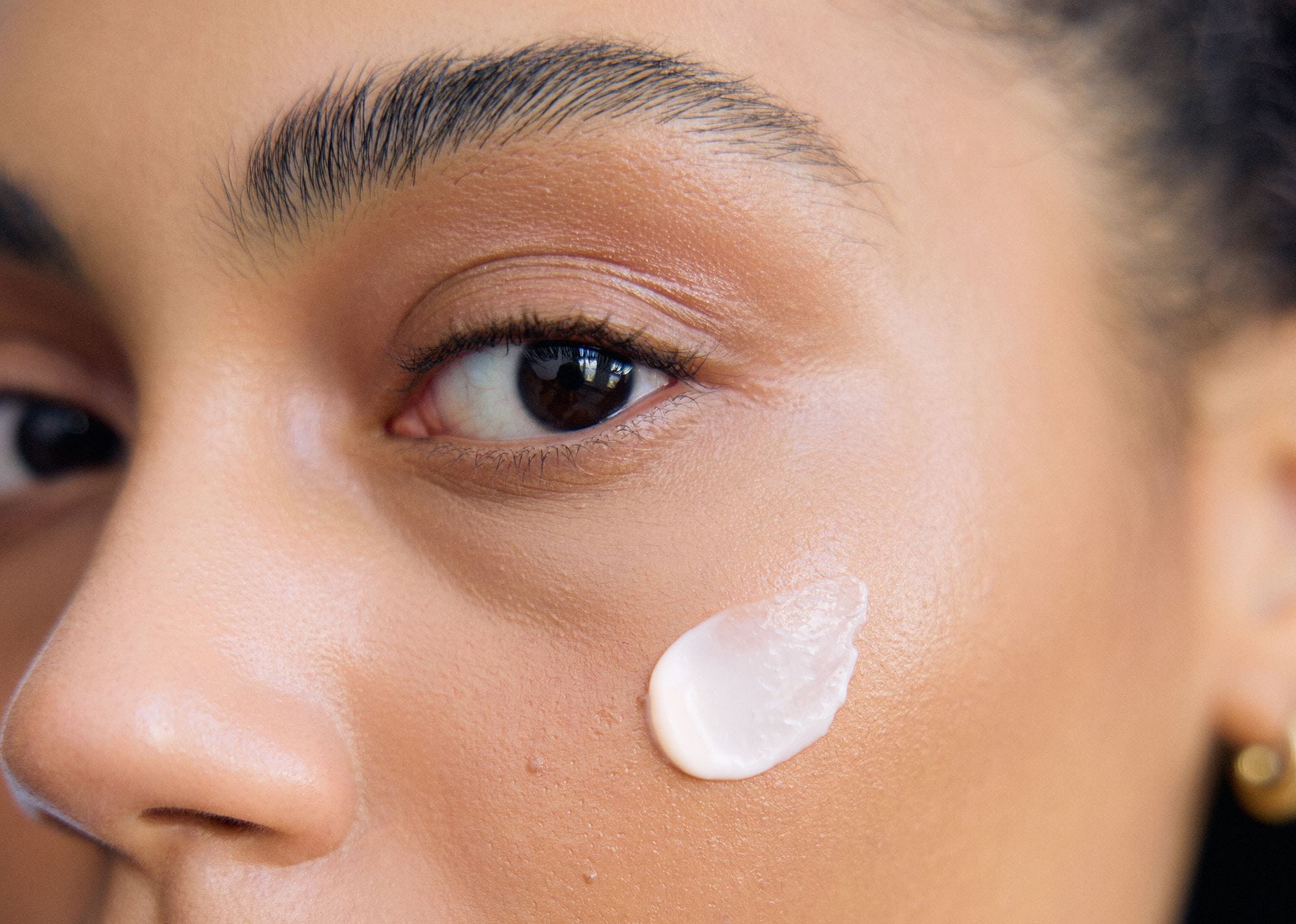 Ženska s kremo za obraz na obrazu