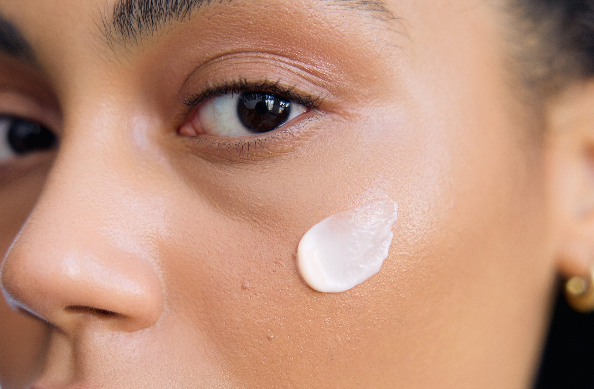 Frauen, die ihr Gesicht berühren