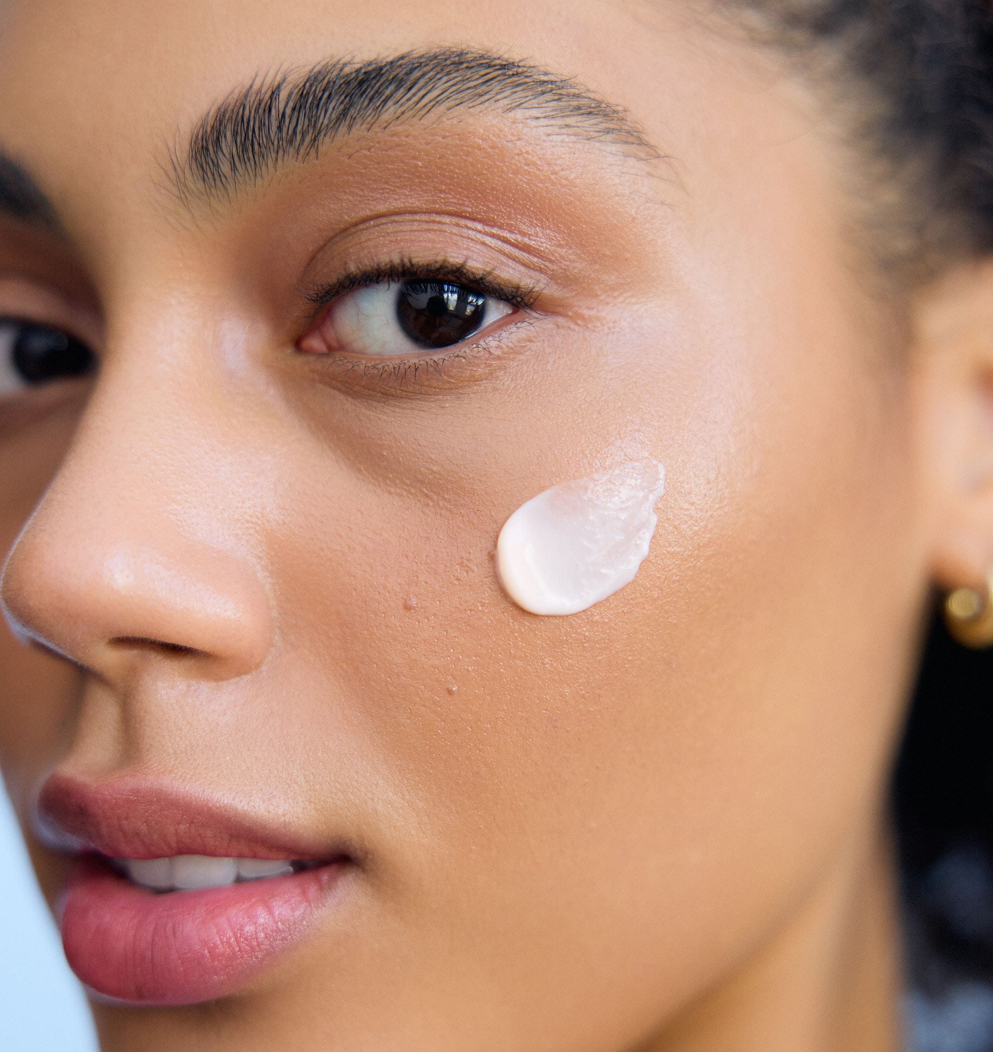 dama koja drži nivea kremu za oči