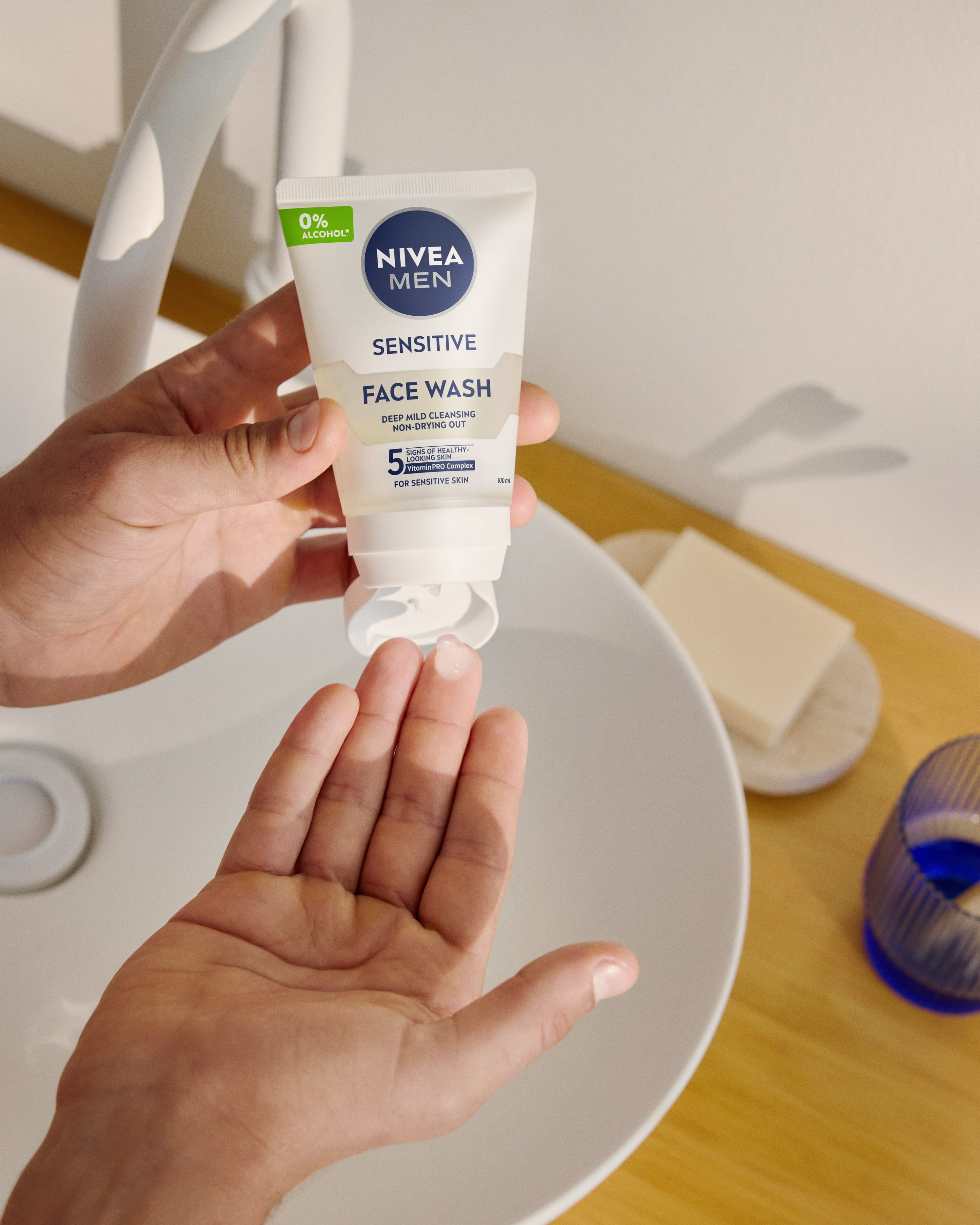 händer som håller i NIVEA MEN Sensitive Face Wash