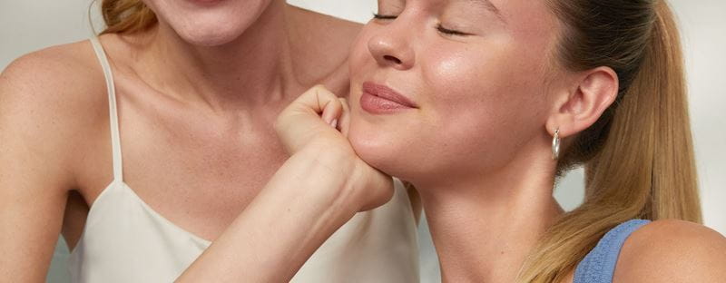 donna sorridente con olio di argan