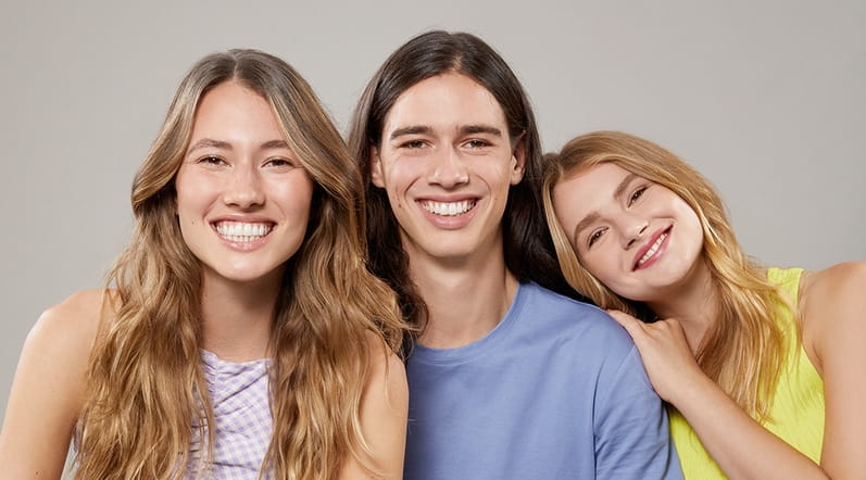 Blonde vrouw maakt smiley met crème