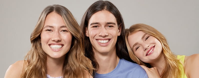 Femme blonde désine smiley avec crème