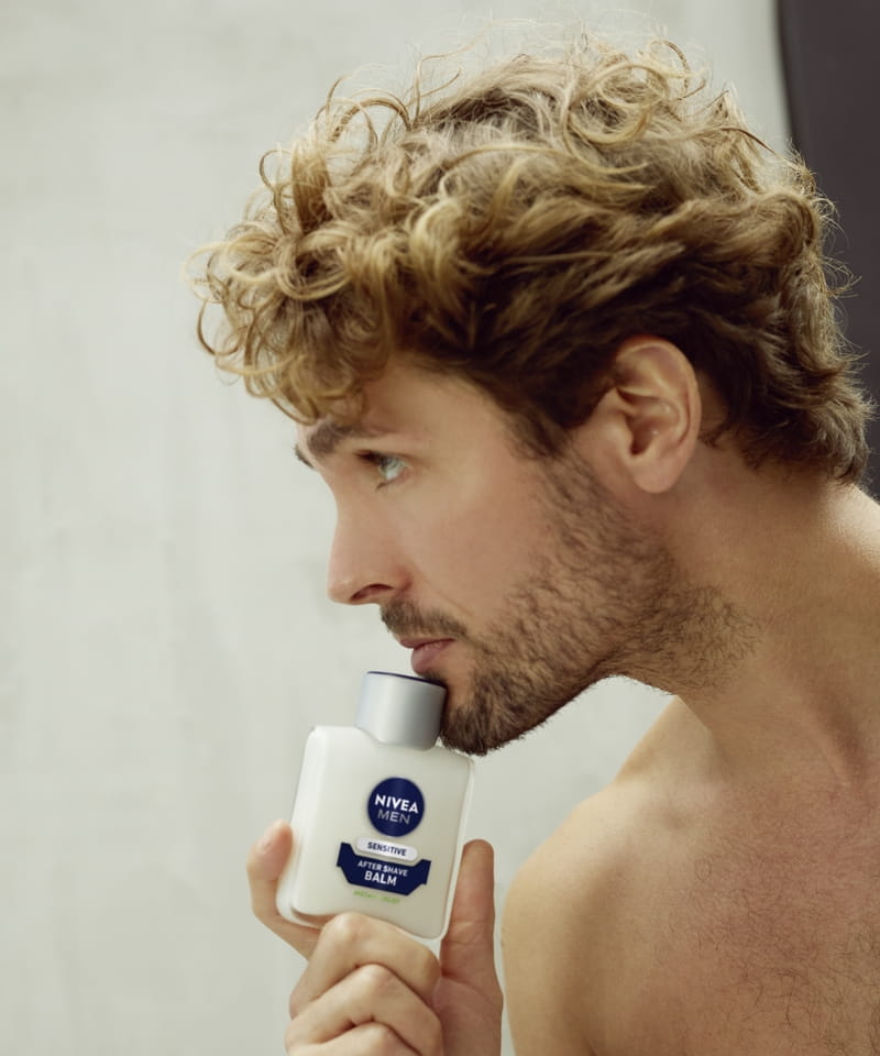 joven usando NIVEA MEN Sensitive 0% Alcohol Post Shave Balm