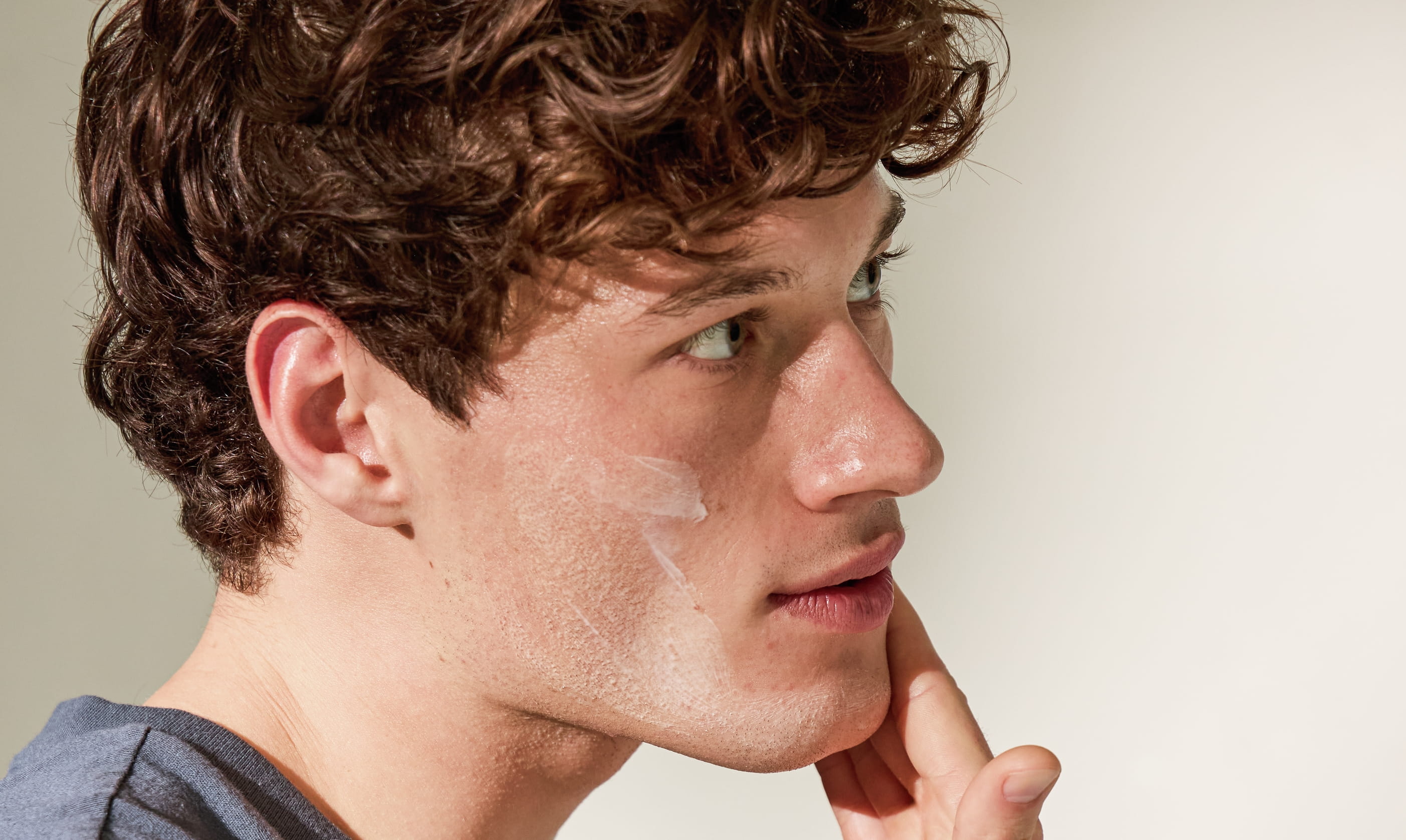 man som applicerar kräm i ansiktet