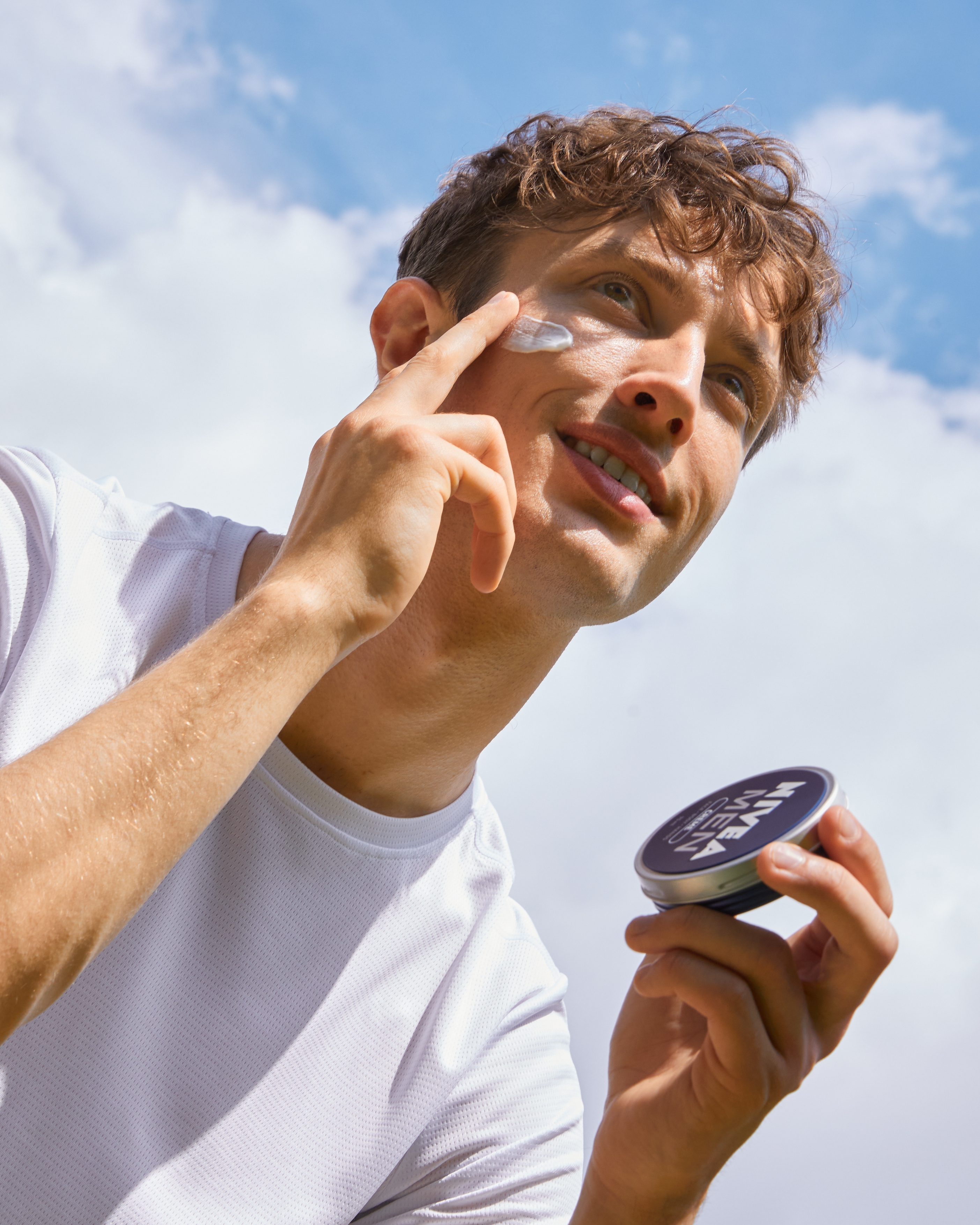 Kille smörjer in sig med NIVEA MEN creme