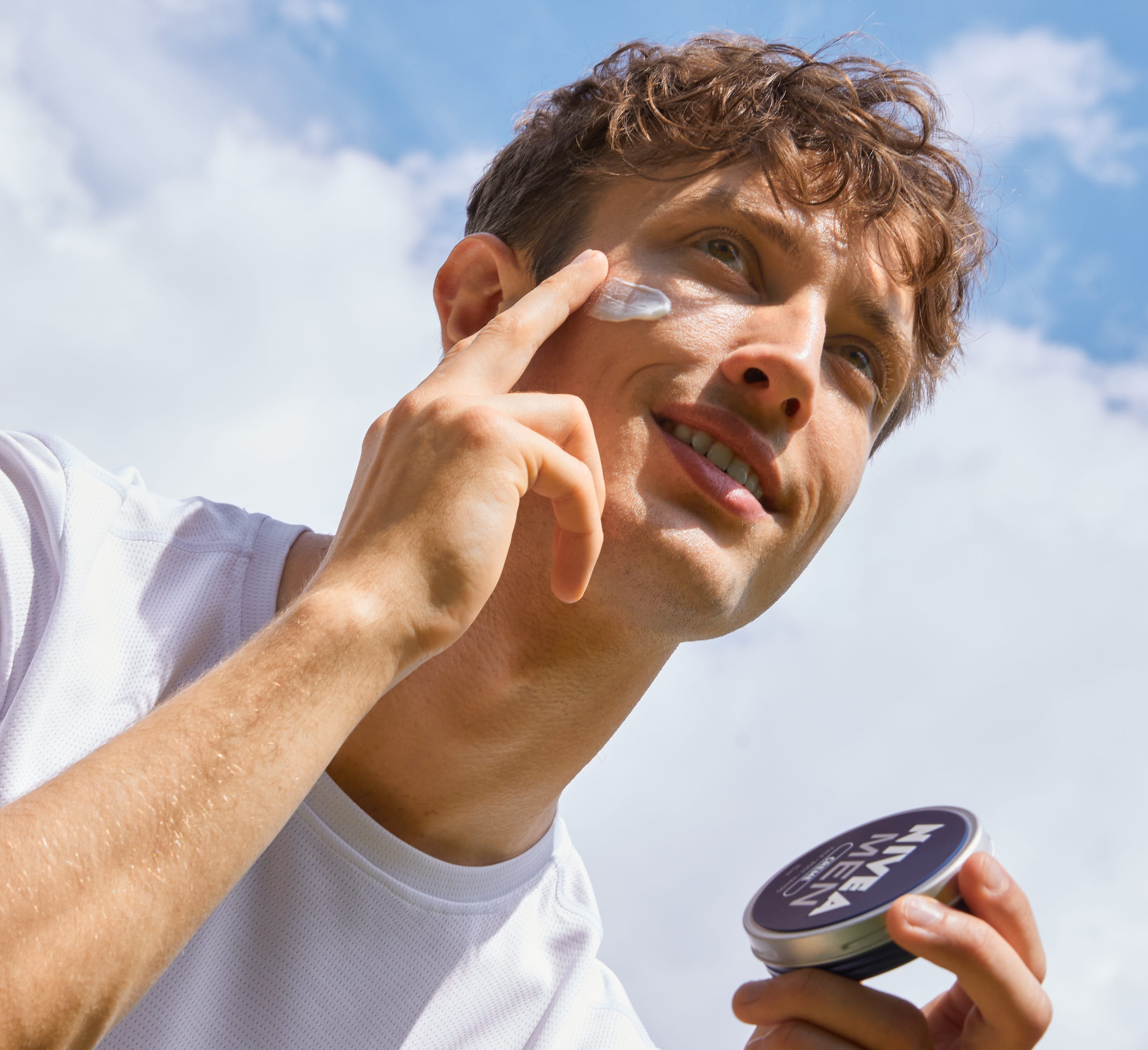 Kille smörjer in sig med NIVEA MEN creme