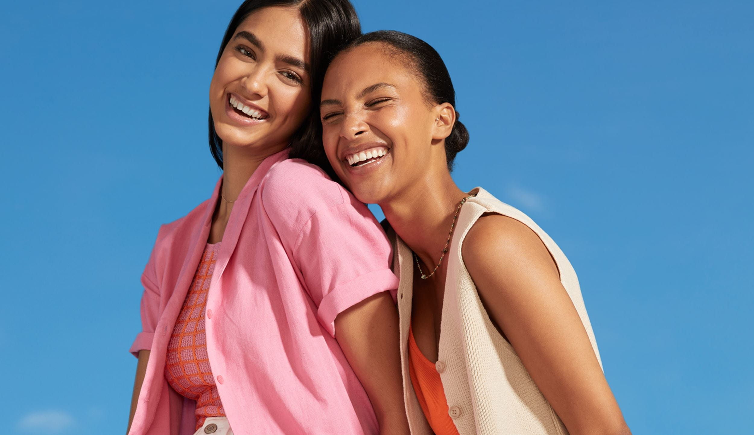 dos mujeres sonriendo