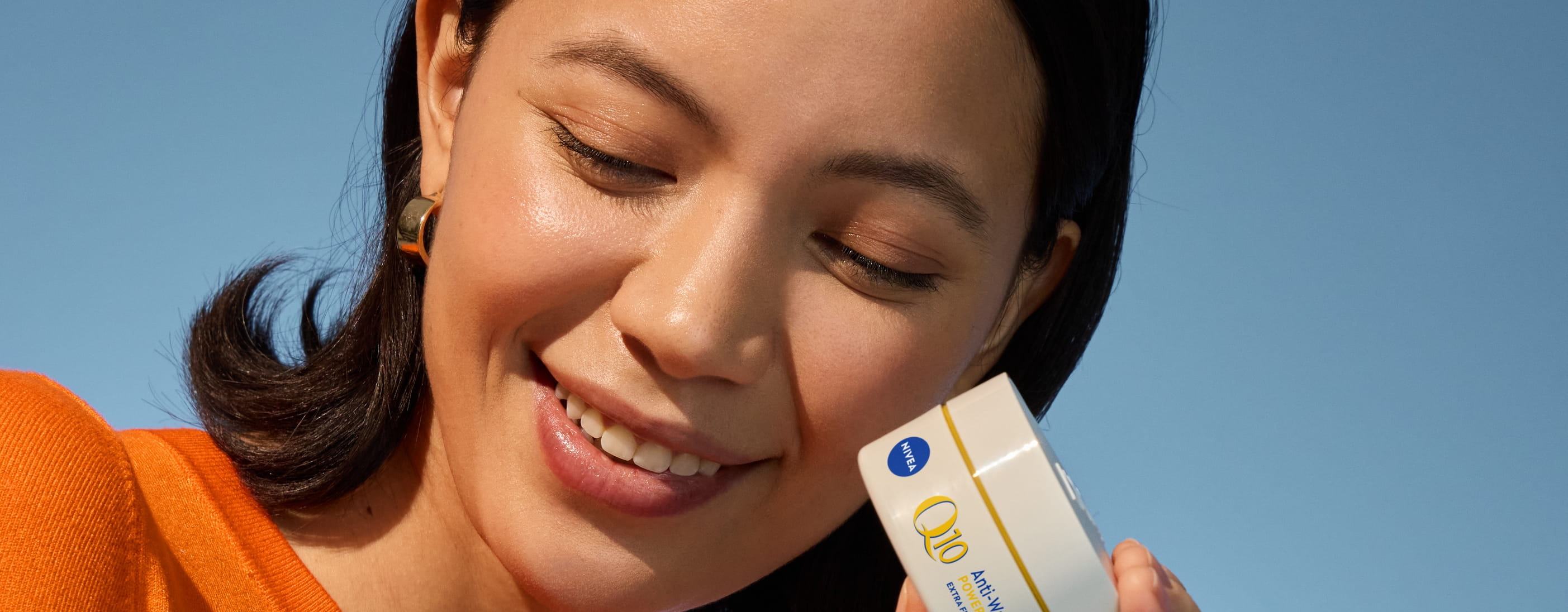 Joven utilizando Nivea Q10 Anti-Wrinkle Power