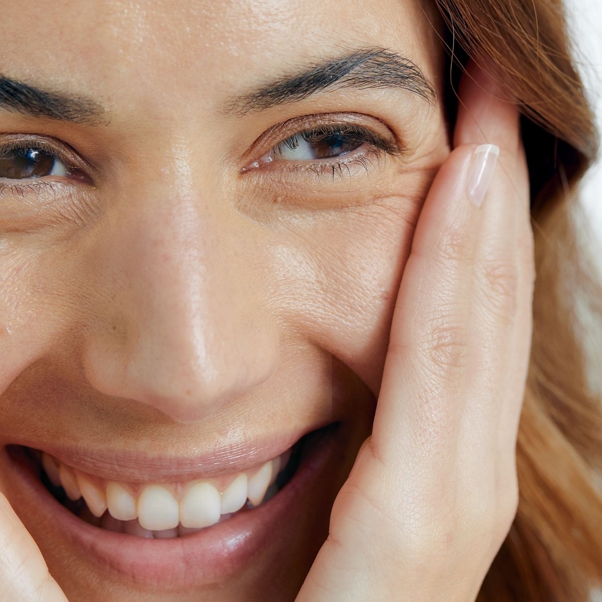 mulher com creme na bochecha e no nariz