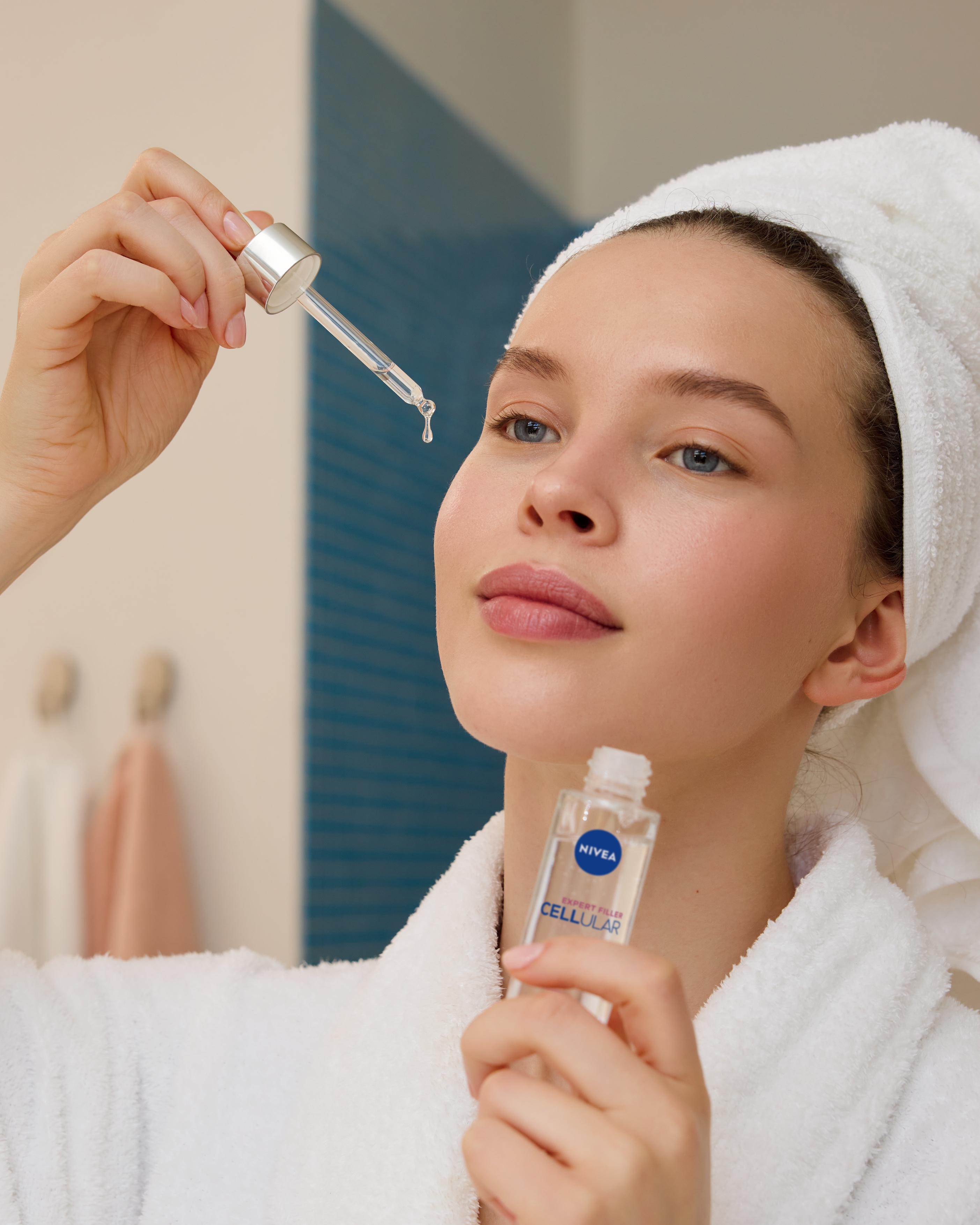 kvinna i badrum som använder Nivea serum