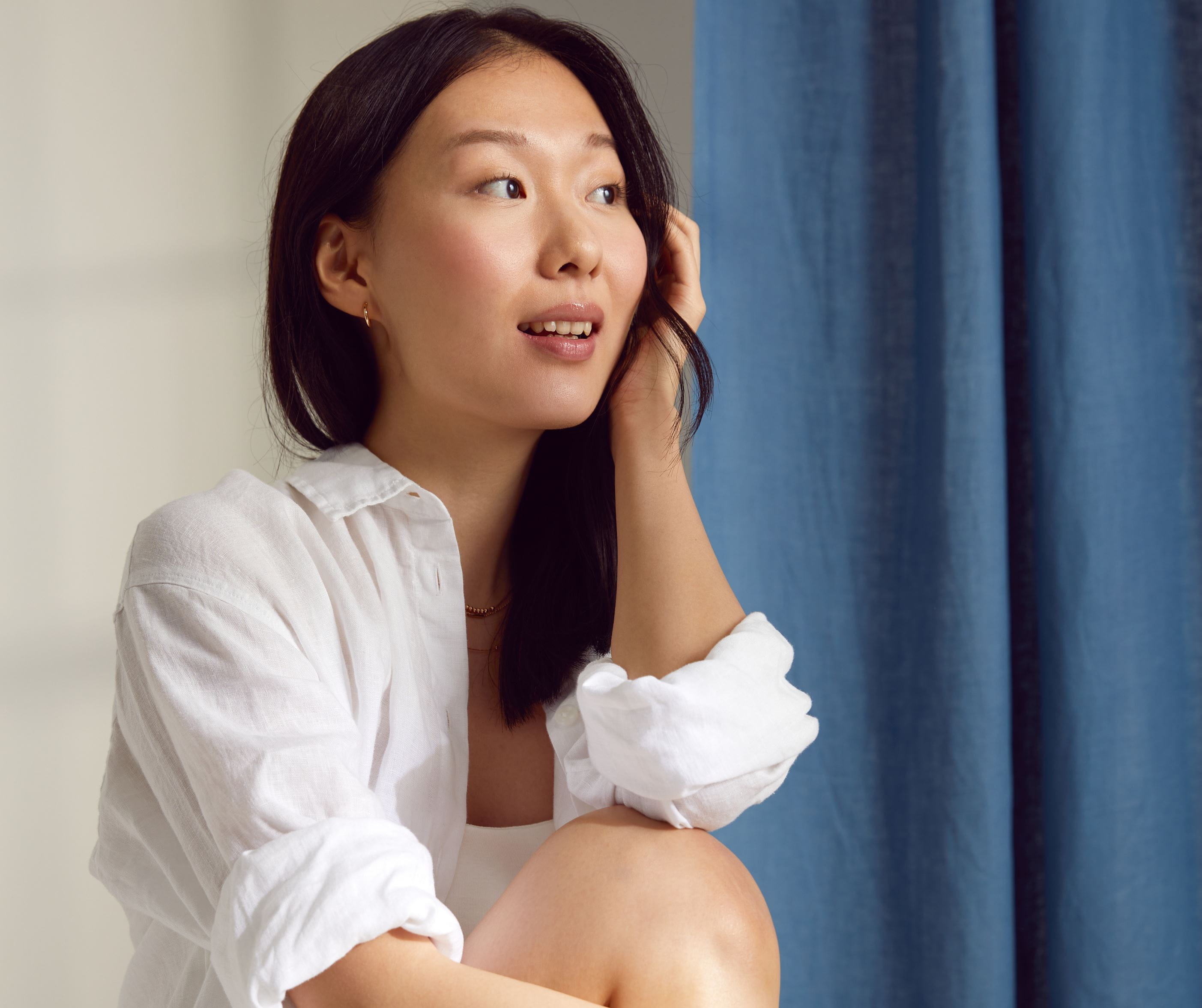 Frau mit weißem Hemd