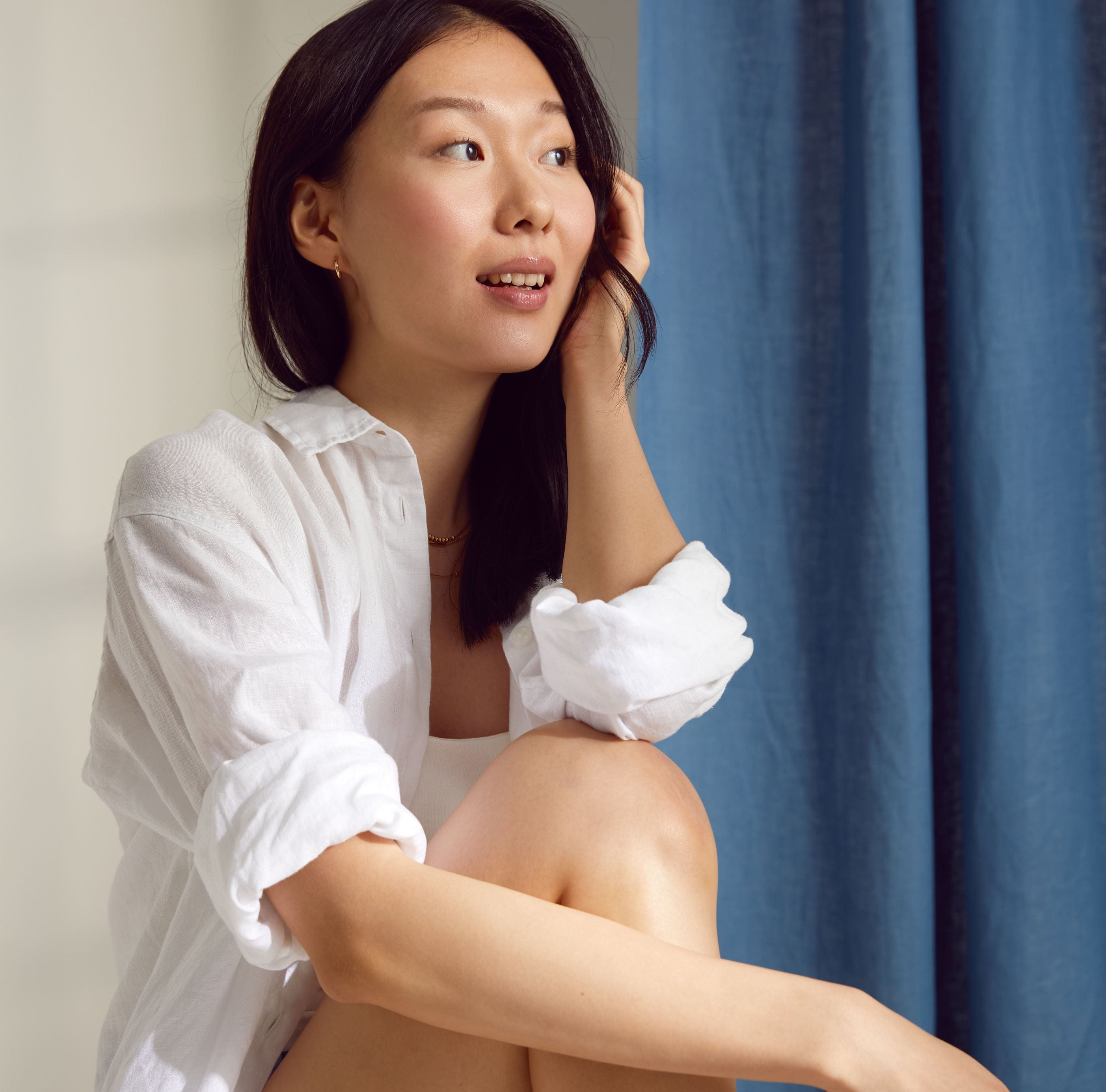 Fehér inget viselő nő