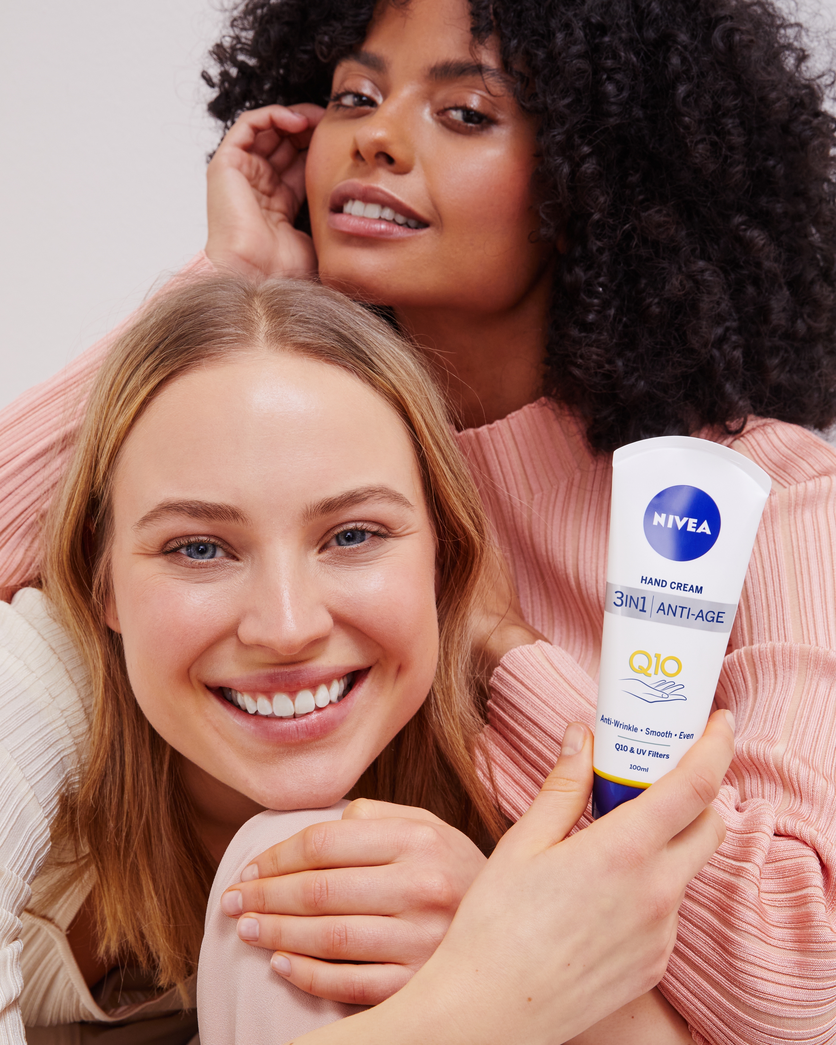 Žena sa Nivea proizvodom