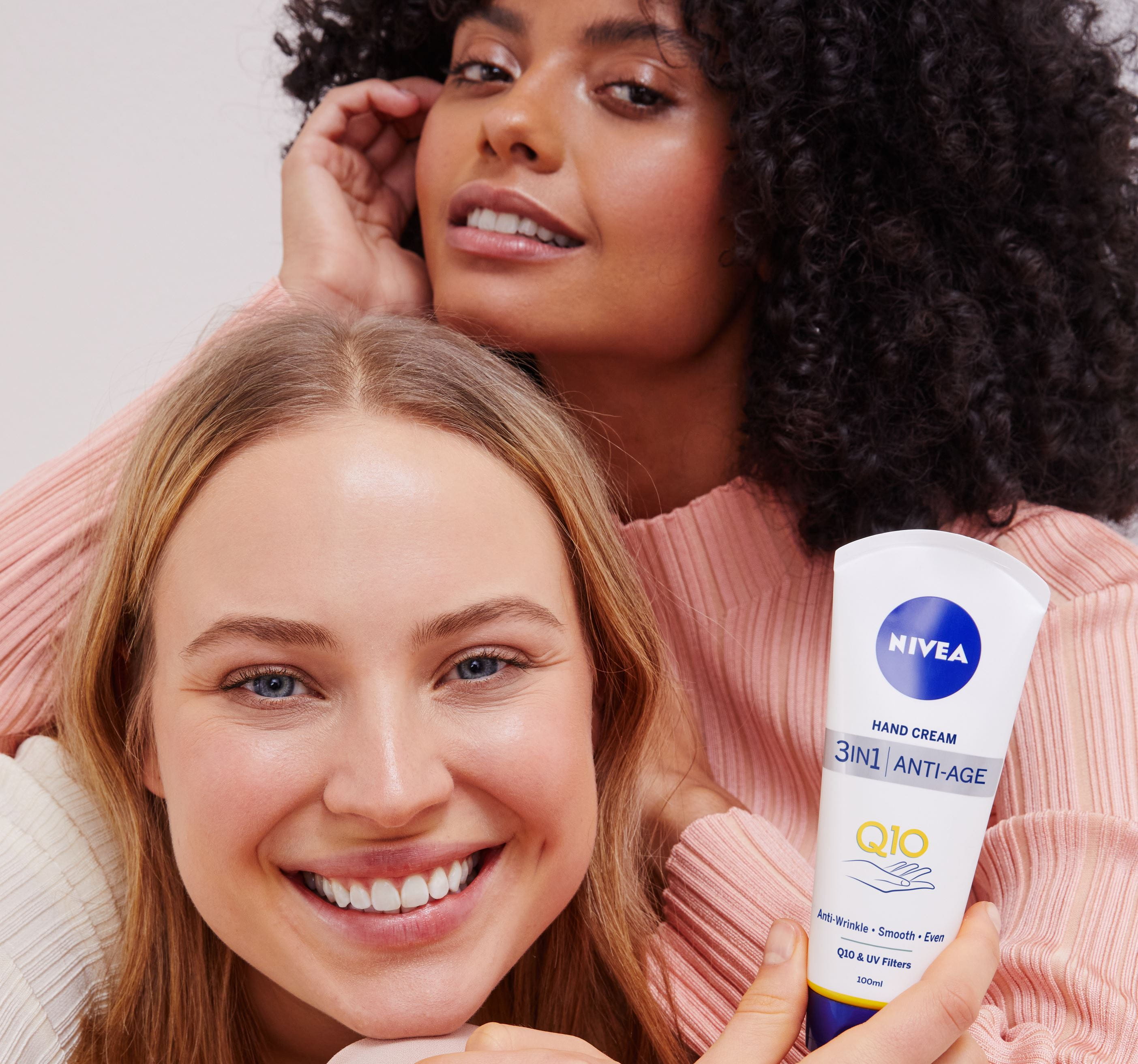 жени с продукт nivea