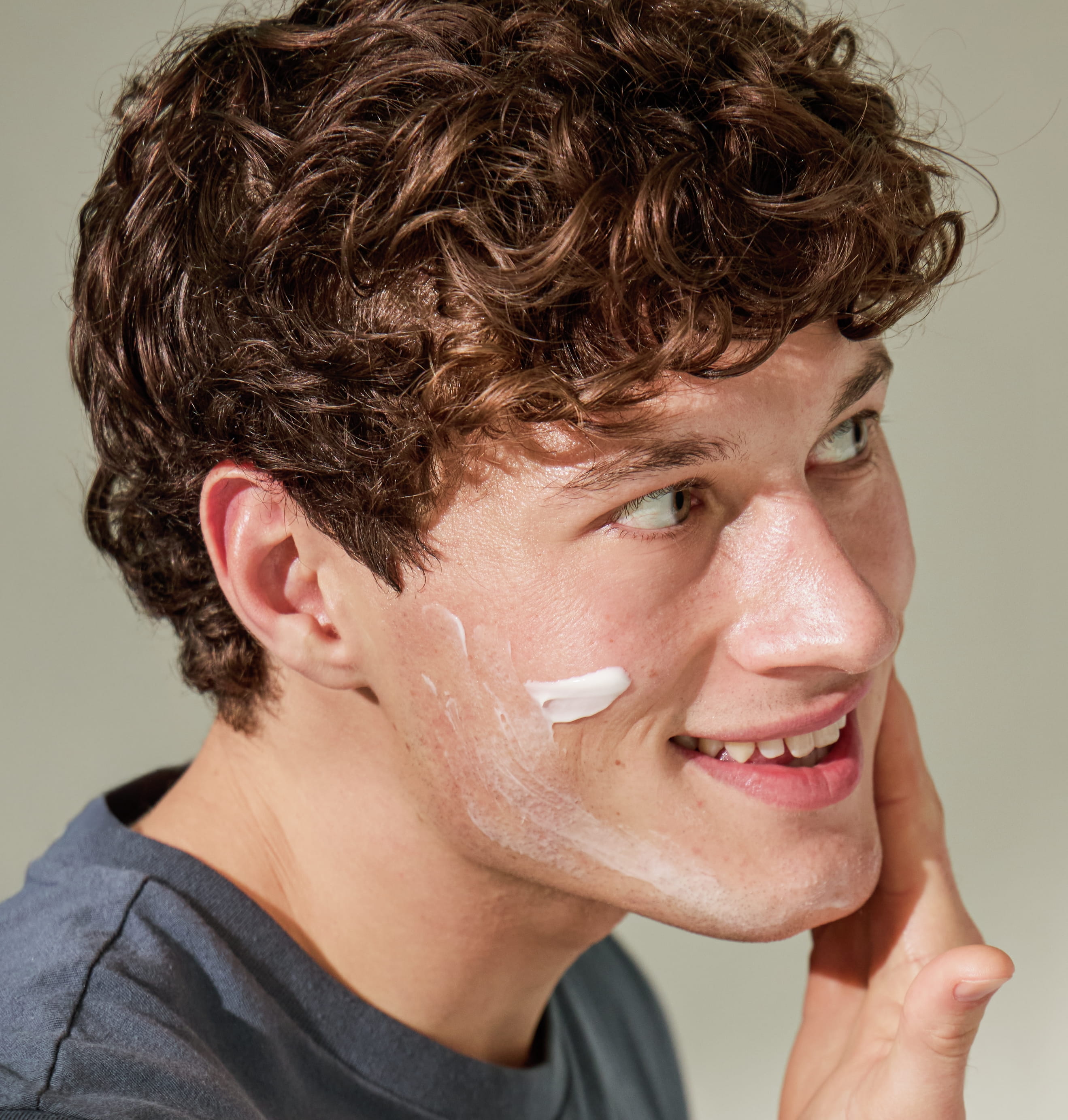 ung man som använder Nivea ansiktskräm