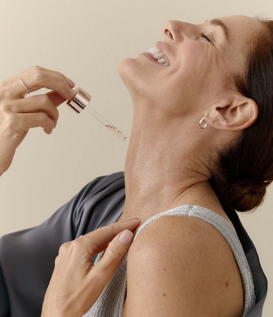 Mujer usando suero Nivea