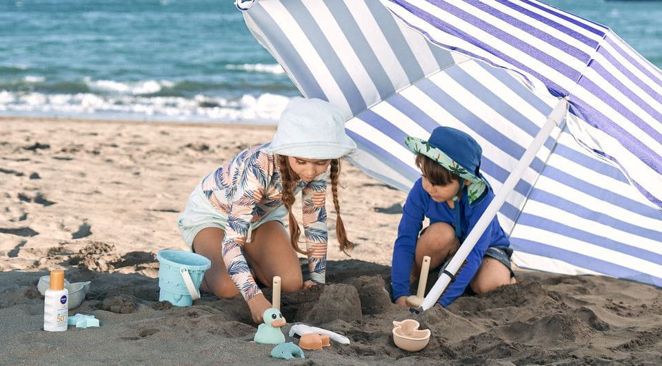 Kleine jongne met NIVEA ballon en papa
