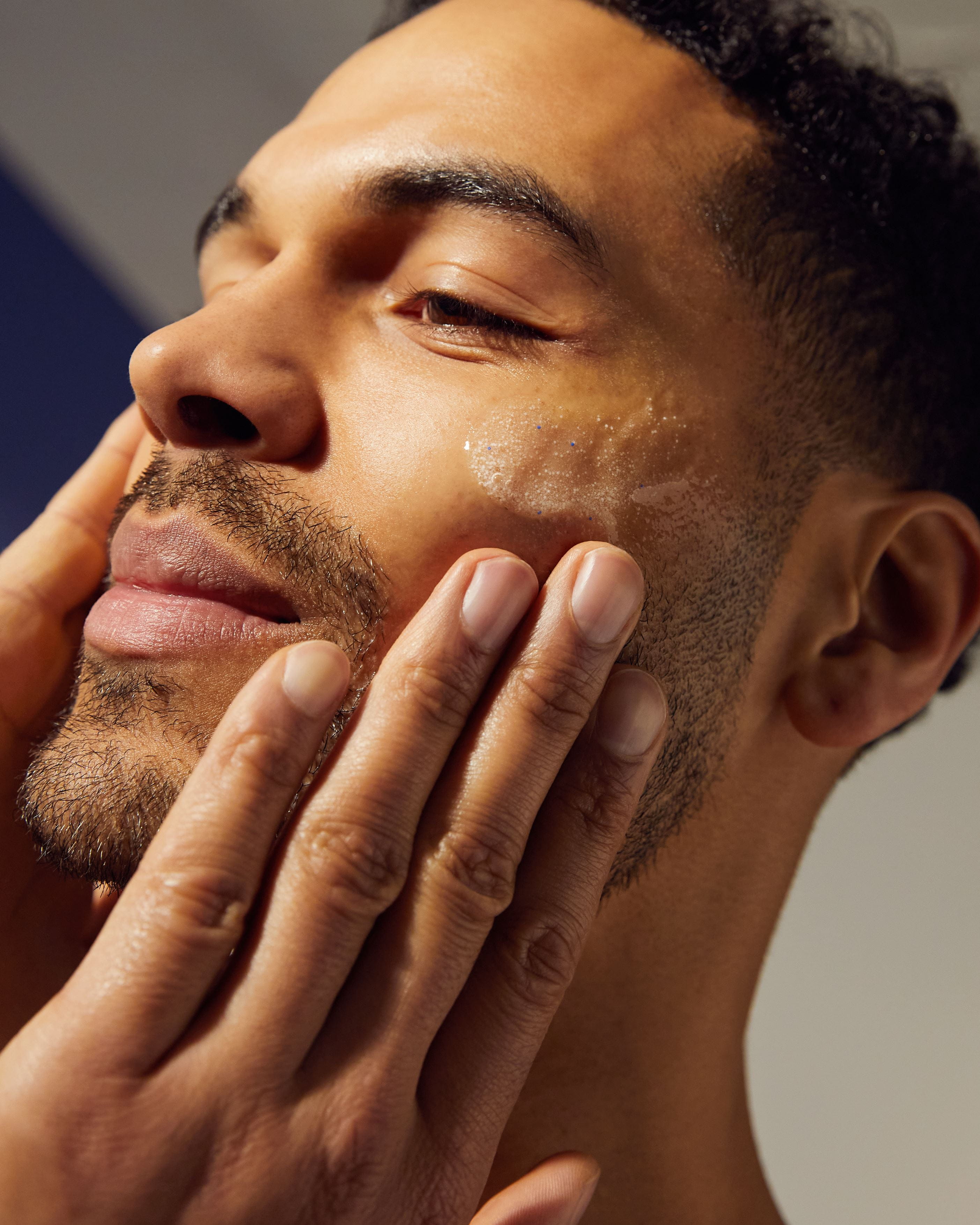 homme avec barbe souriant