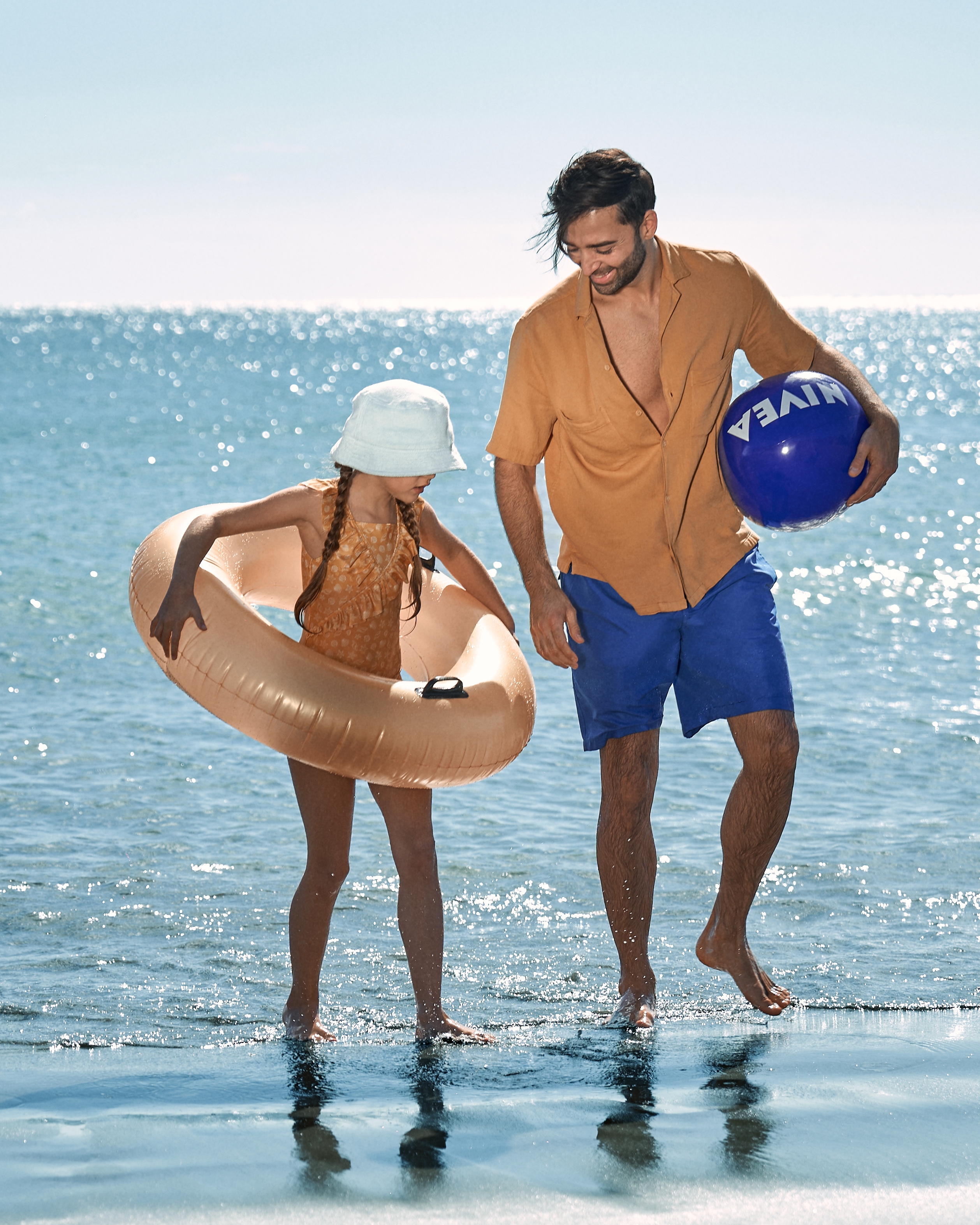 Mujer y niño en la playa