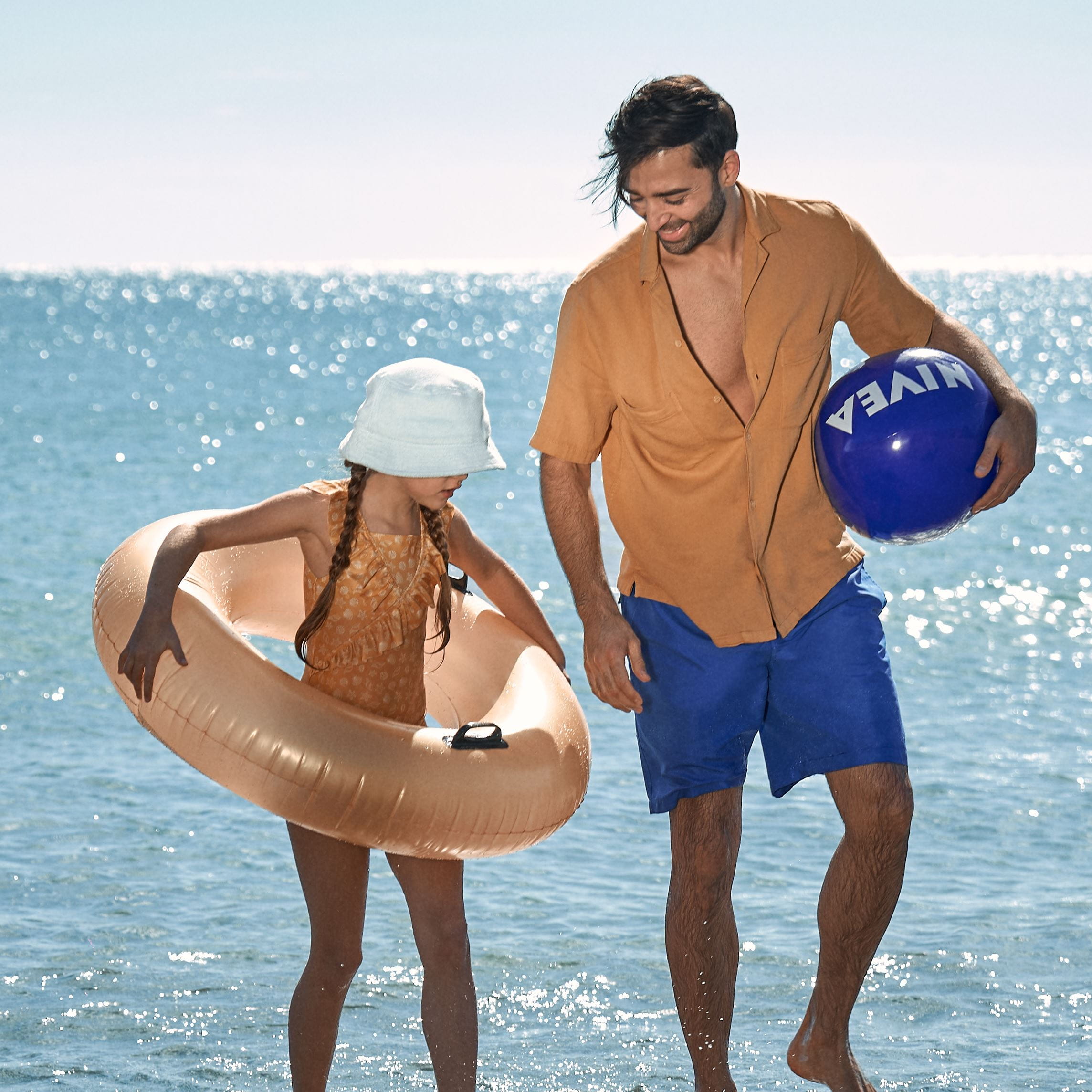 Mujer y niño en la playa