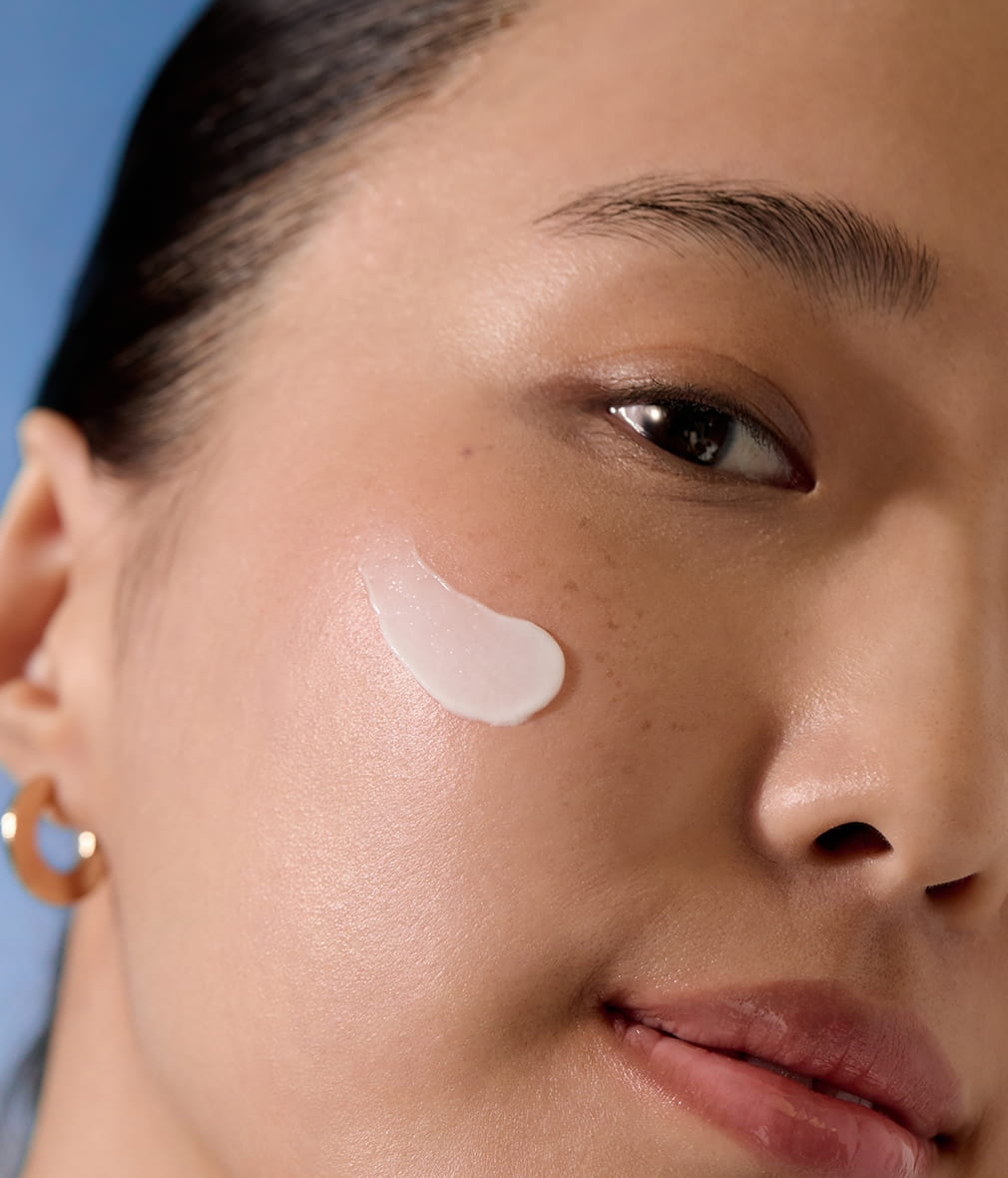 Frau, die Nivea Creme verwendet