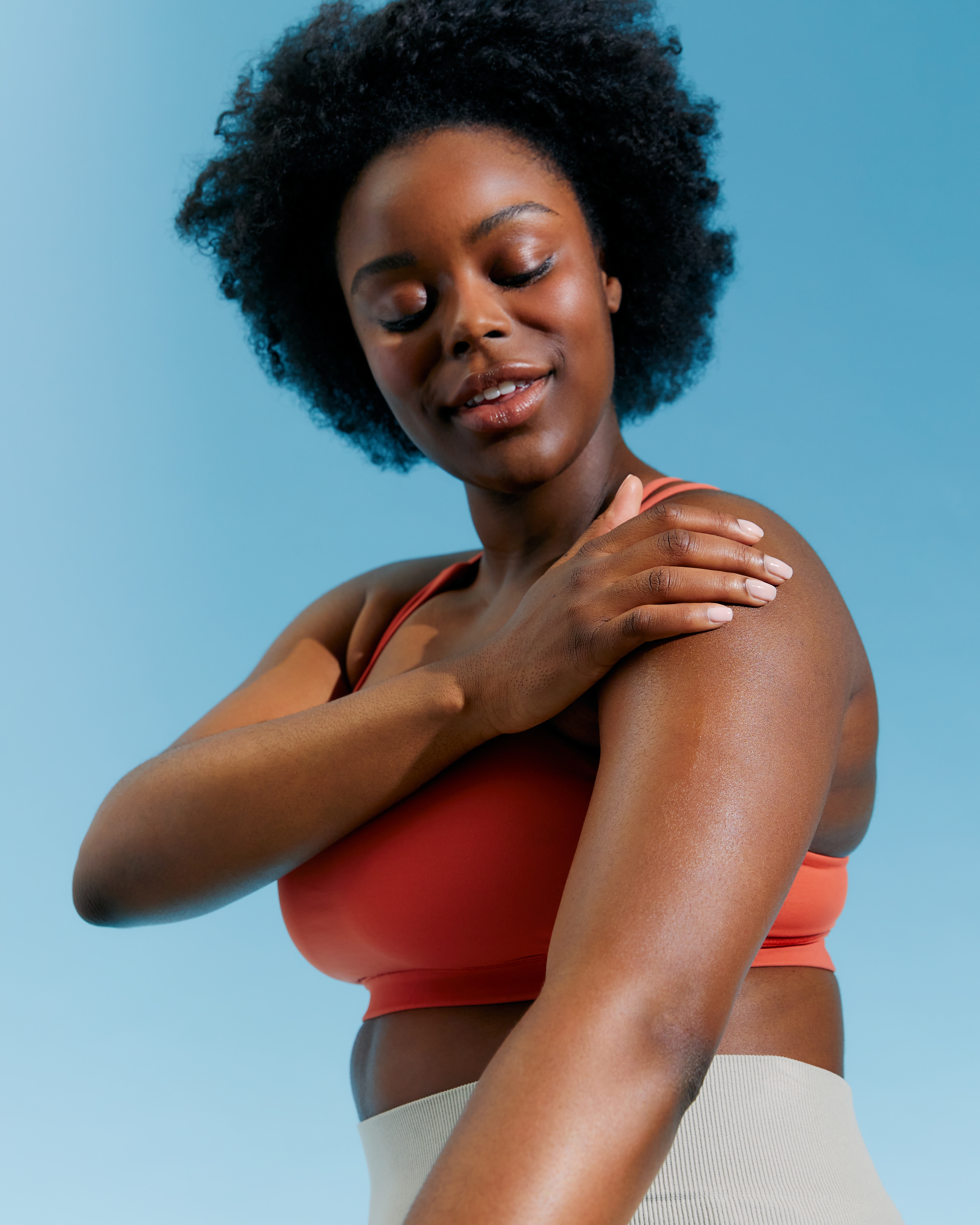 γυναίκα αγγίζει το χέρι της