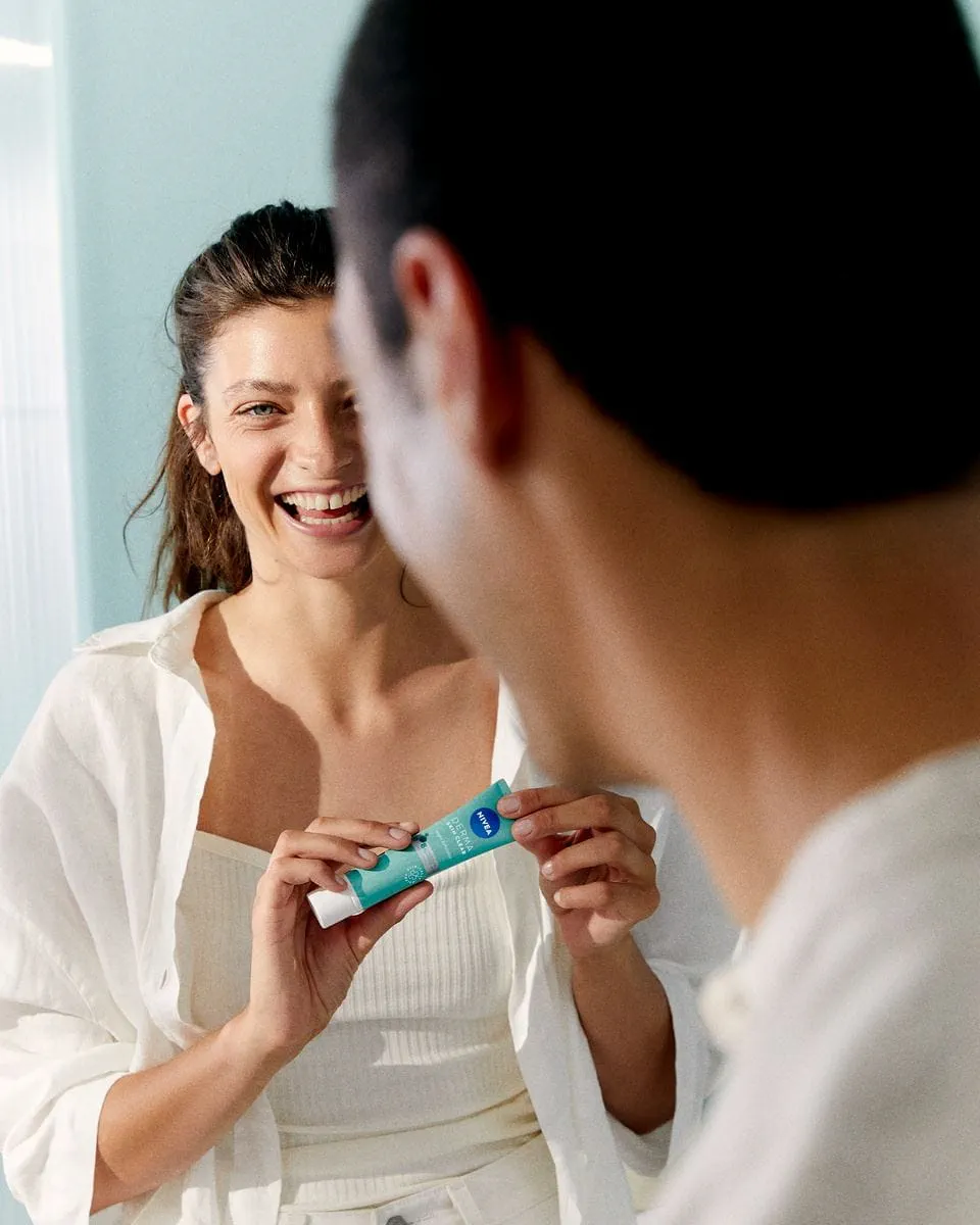 vrouw die NIVEA Derma Skin Clear chemische exfoliator gebruikt