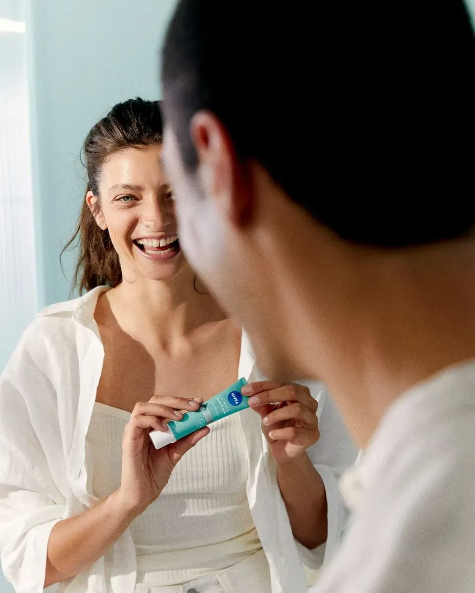 vrouw die NIVEA Derma Skin Clear chemische exfoliator gebruikt