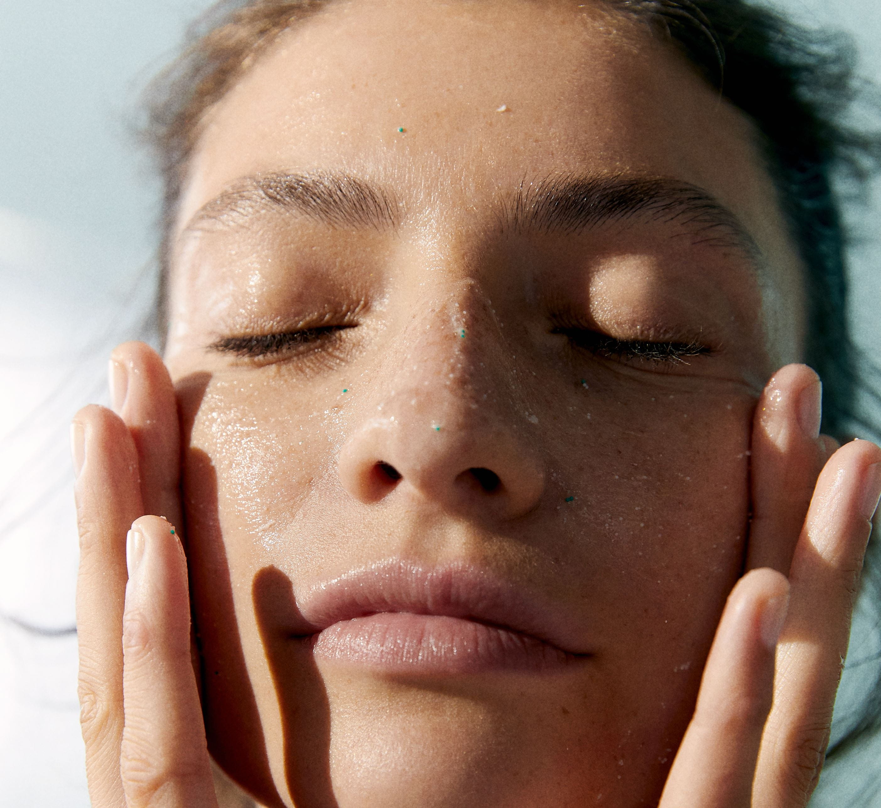 nainen koskettaa hänen kasvonsa