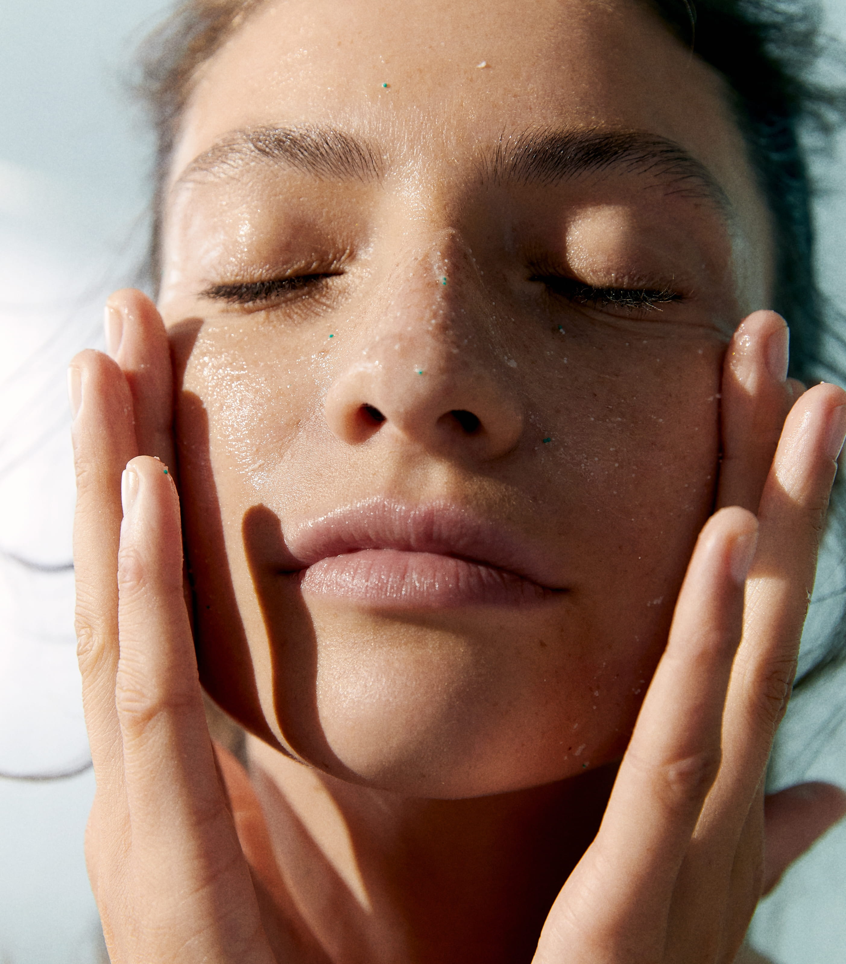 kvinne som bruker Nivea Cellular Luminous 630 Anti-Dark Circles Treatment