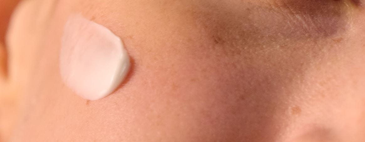 femme souriante à la peau claire