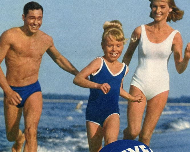 família na praia com bola NIVEA