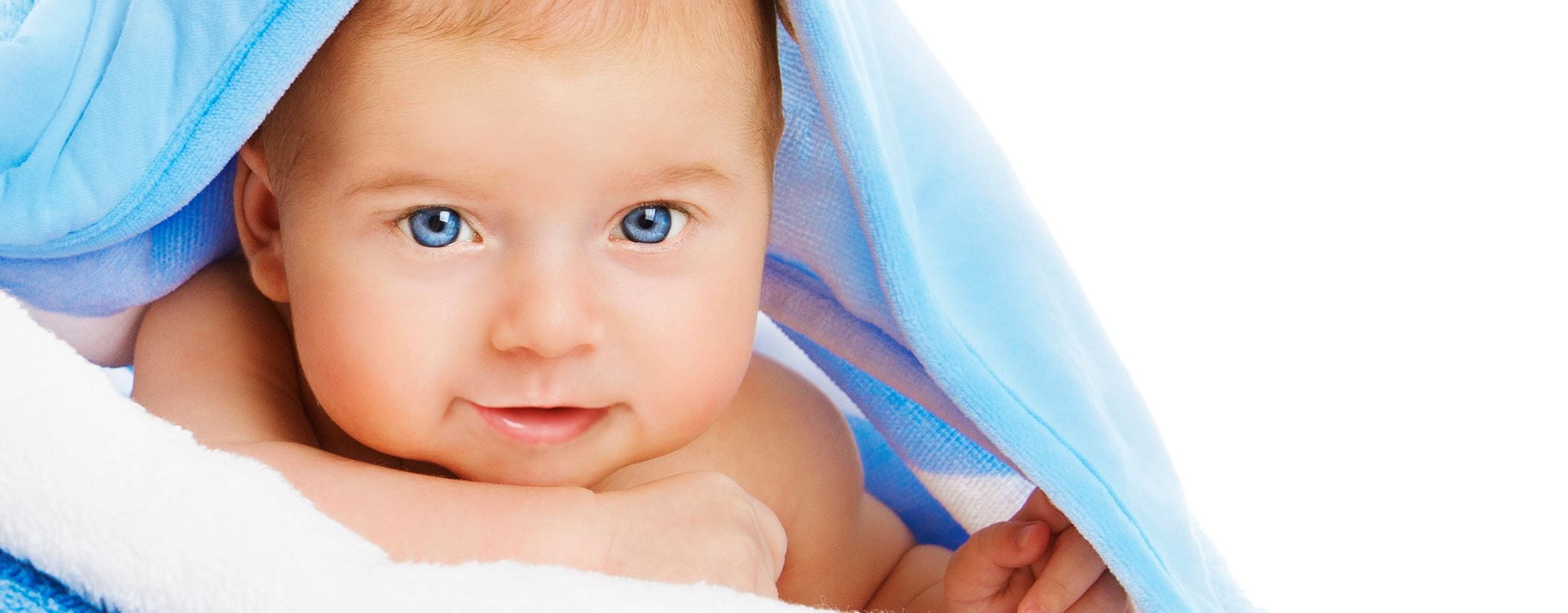 Bebe sous draps bleu avec yeux bleu