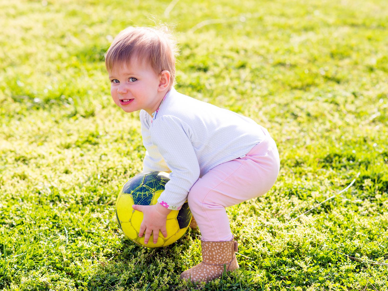 bébé-joue-au-football