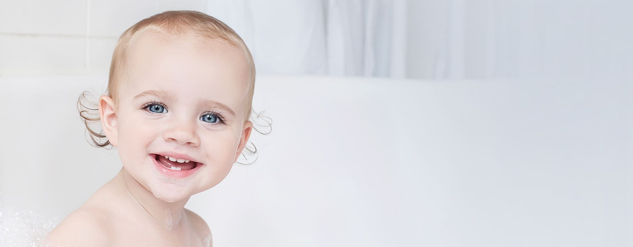 Bebe avec mousse de douche petits cheveux