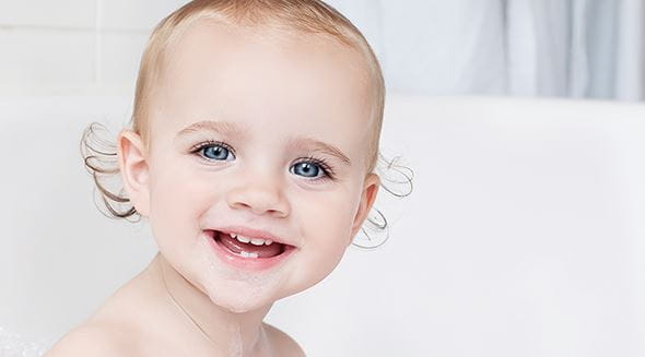 Bebe avec mousse de douche petits cheveux