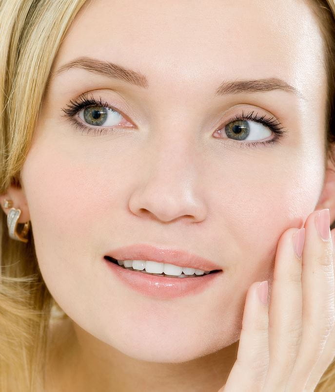 mulher a ver o seu rosto