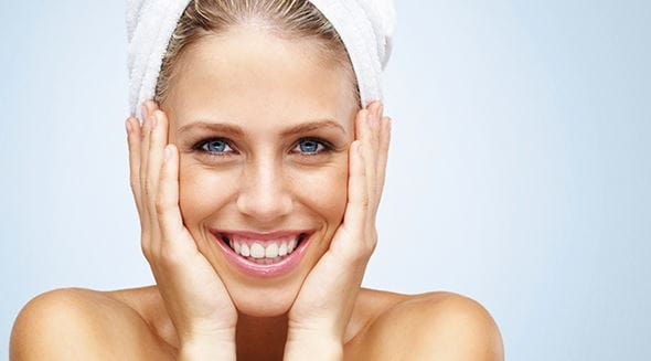 mulher com toalha na cabeça